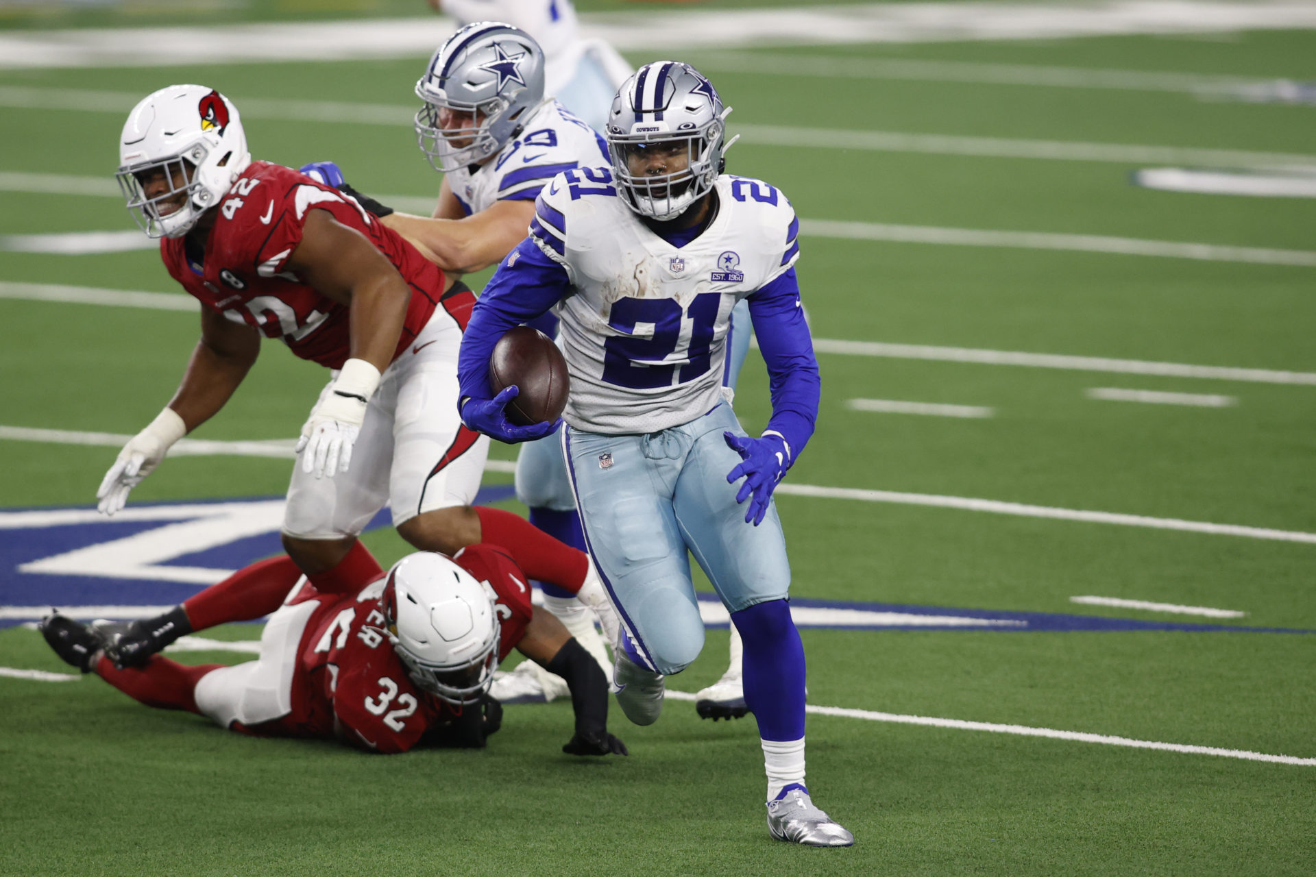 Le demi offensif des Dallas Cowboys, Ezekiel Elliott, tente de jouer contre les Cardinals de l'Arizona lundi soir.