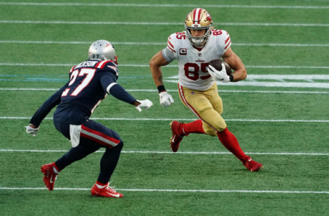 L'ailier serré des 49ers de San Francisco, George Kittle, se précipite avec le ballon contre les New England Patriots.