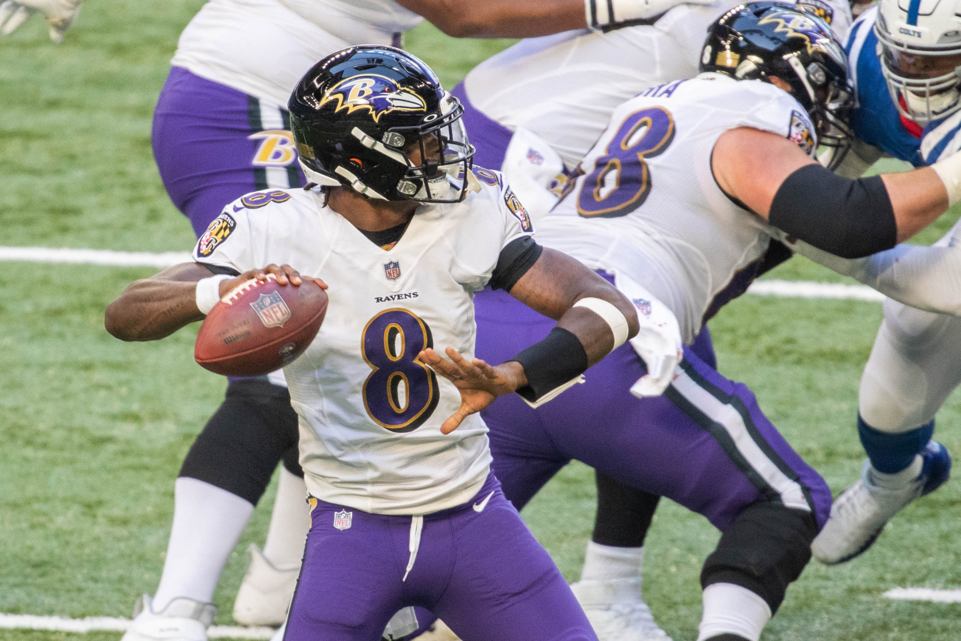 Le quart-arrière des Batlimore Ravens, Lamar Jackson, tente un lancer contre les Colts d'Indianapolis.