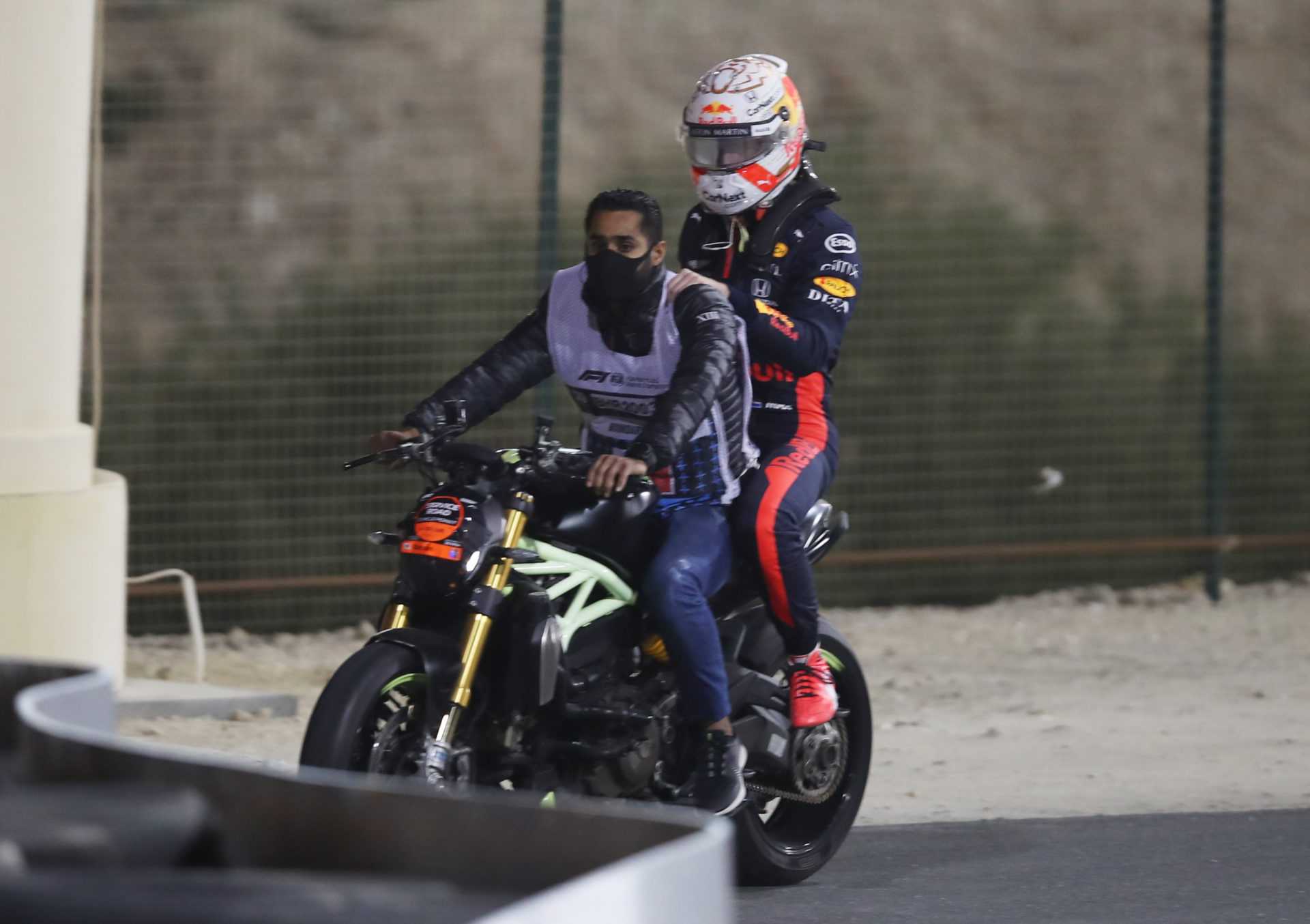 REGARDER: Max Verstappen et Leclerc sortent du GP de Sakhir après un départ chaotique