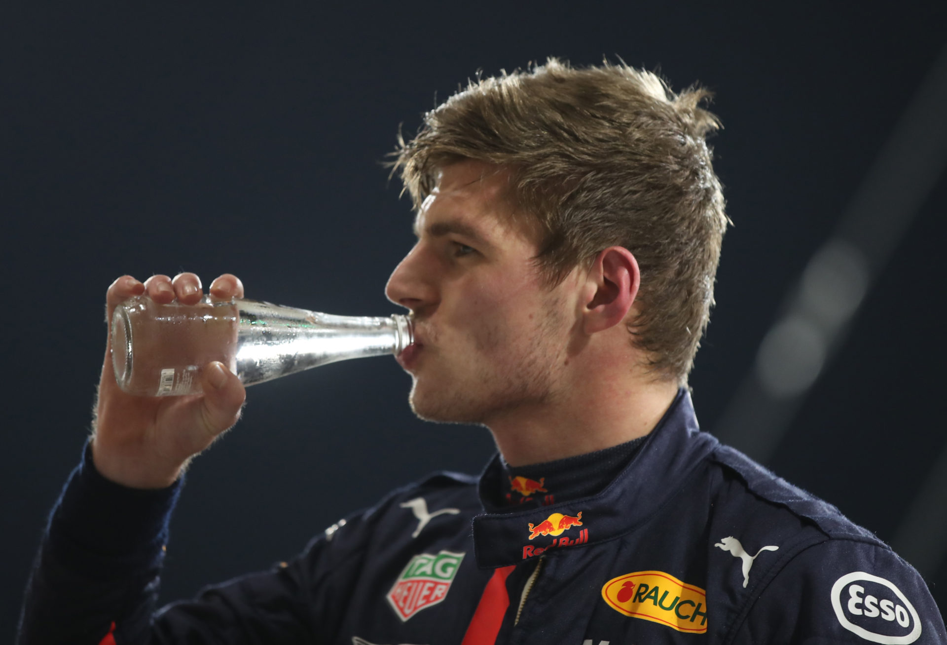 Max Verstappen se détend après la séance de qualification