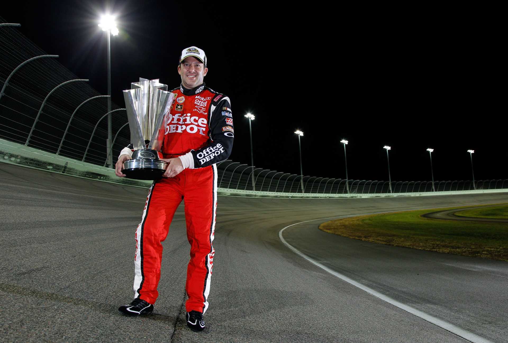 La légende de NASCAR Tony Stewart remporte la première grande victoire de la saison 2021 dans un événement de voiture de vitesse
