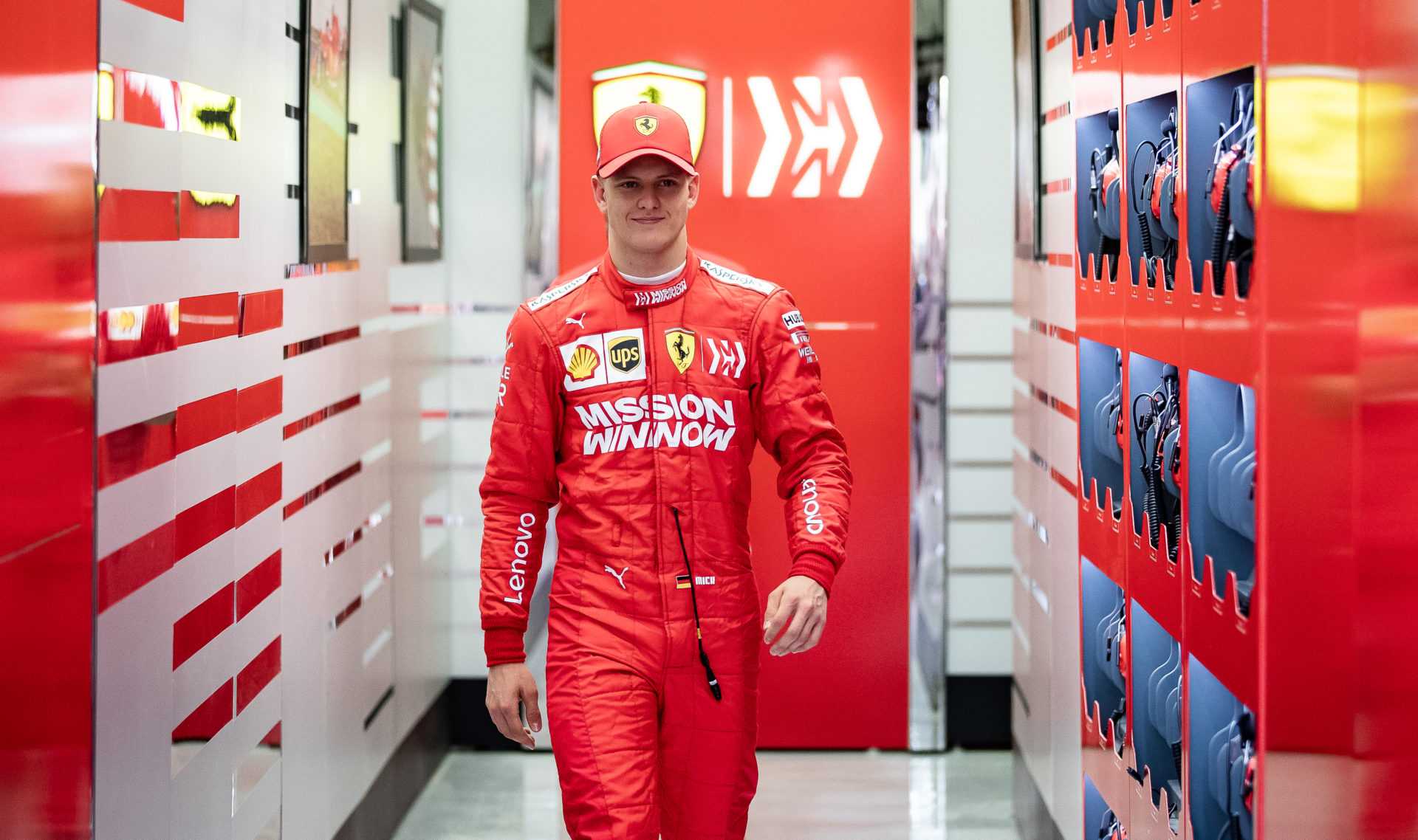 Mick Schumacher portant le costume Ferrari pour les tests à Bahreïn