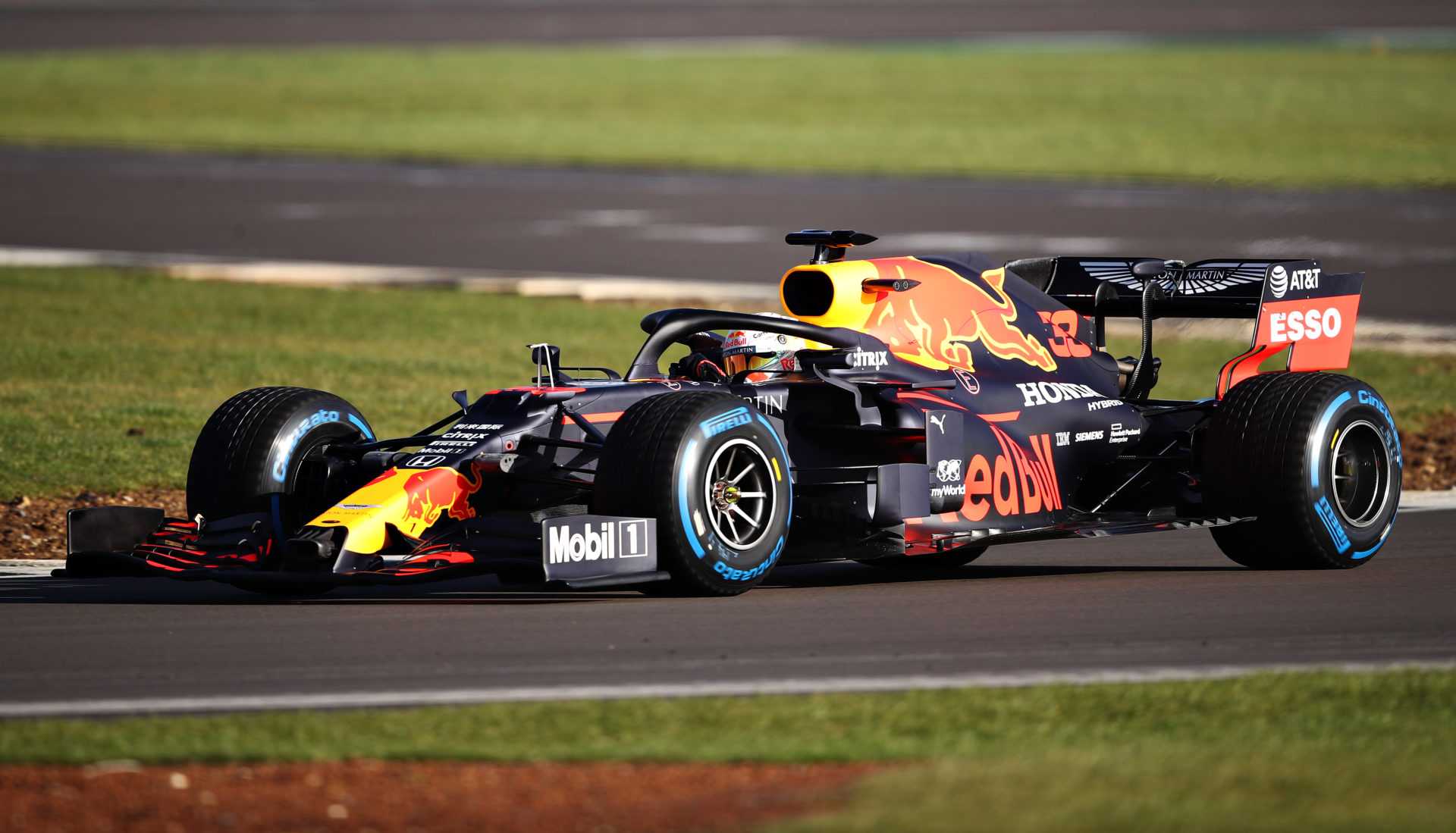 REGARDER: Dans les coulisses de la fascinante visite de l'usine Red Bull de Sergio Perez