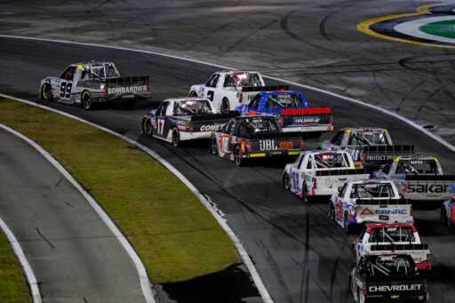 REGARDER: Terminez Chaos au premier tour avec la course NASCAR Truck Series à Daytona Kicks-Off