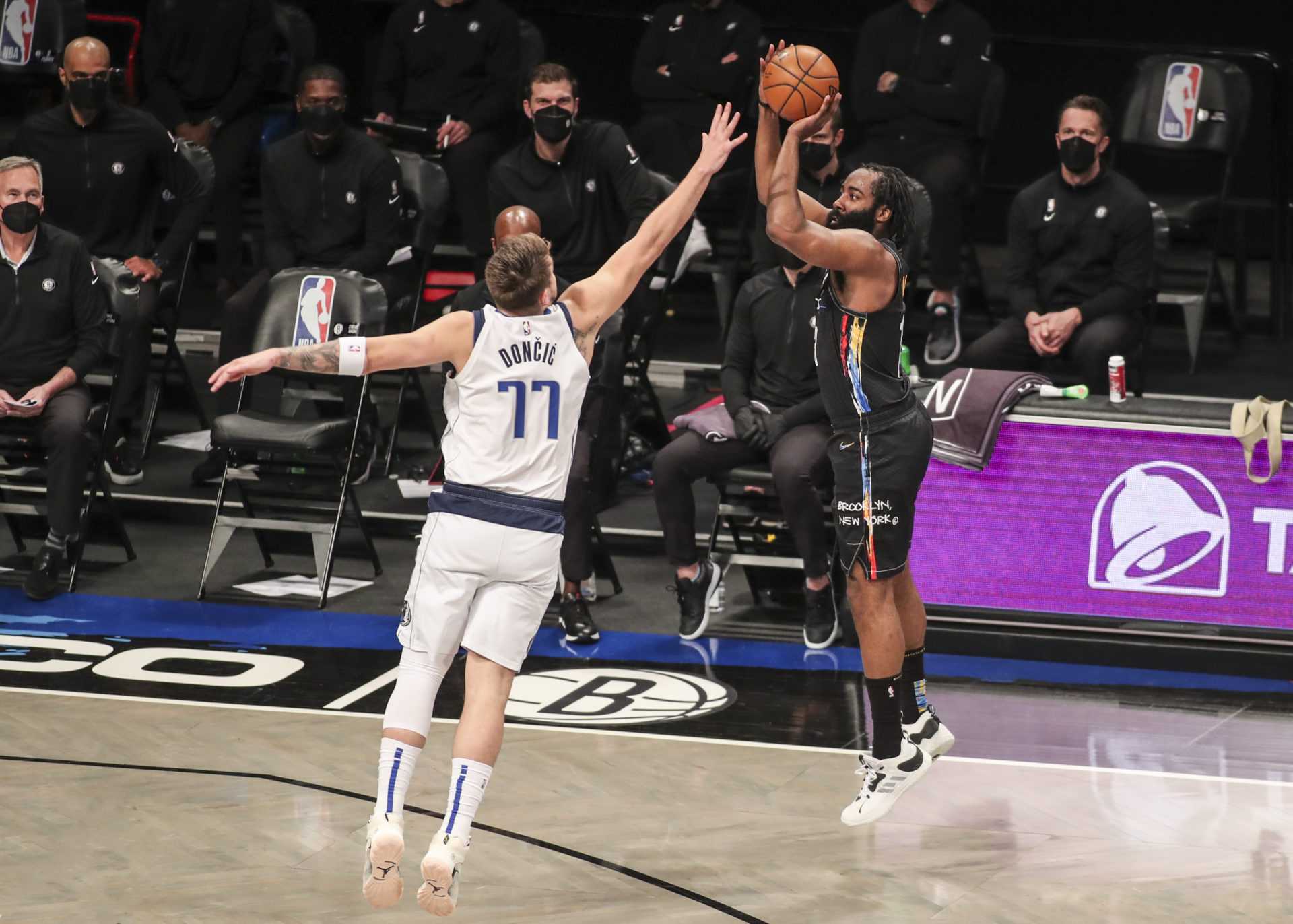 Brooklyn Nets garde James Harden contre le gardien des Dallas Mavericks Luka Doncic