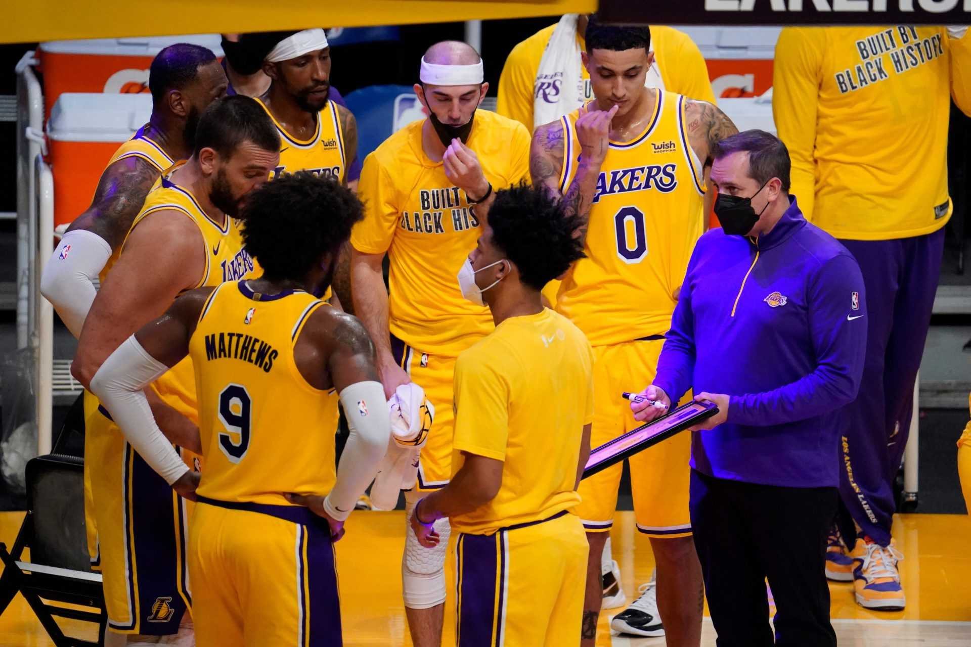 L'entraîneur adjoint des Lakers rejette l'importance de leurs pertes et tire des coups sur les équipes rivales