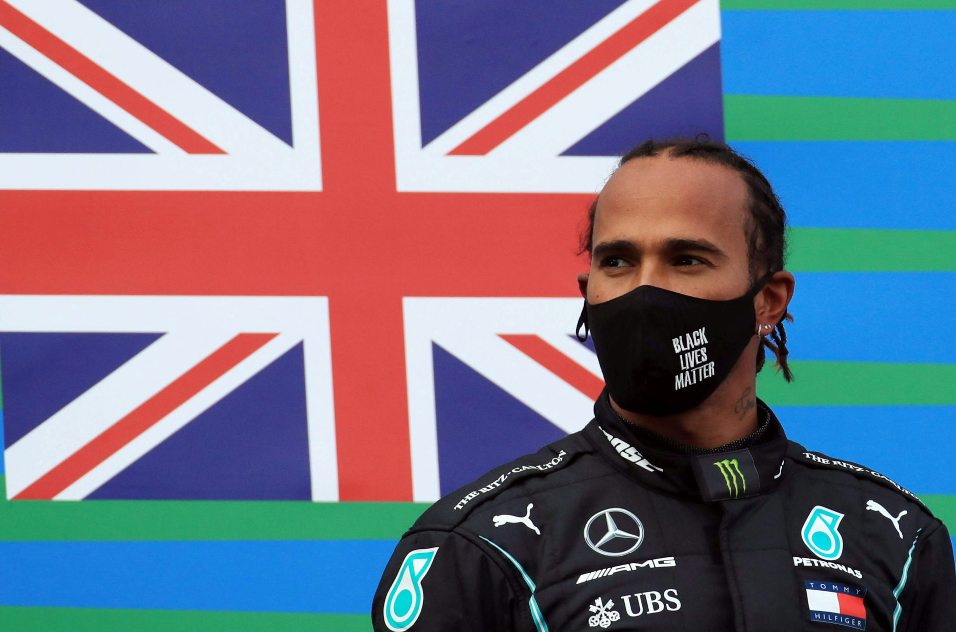 Lewis Hamilton se dresse sur le podium en Allemagne après le Grand Prix Eifel F1