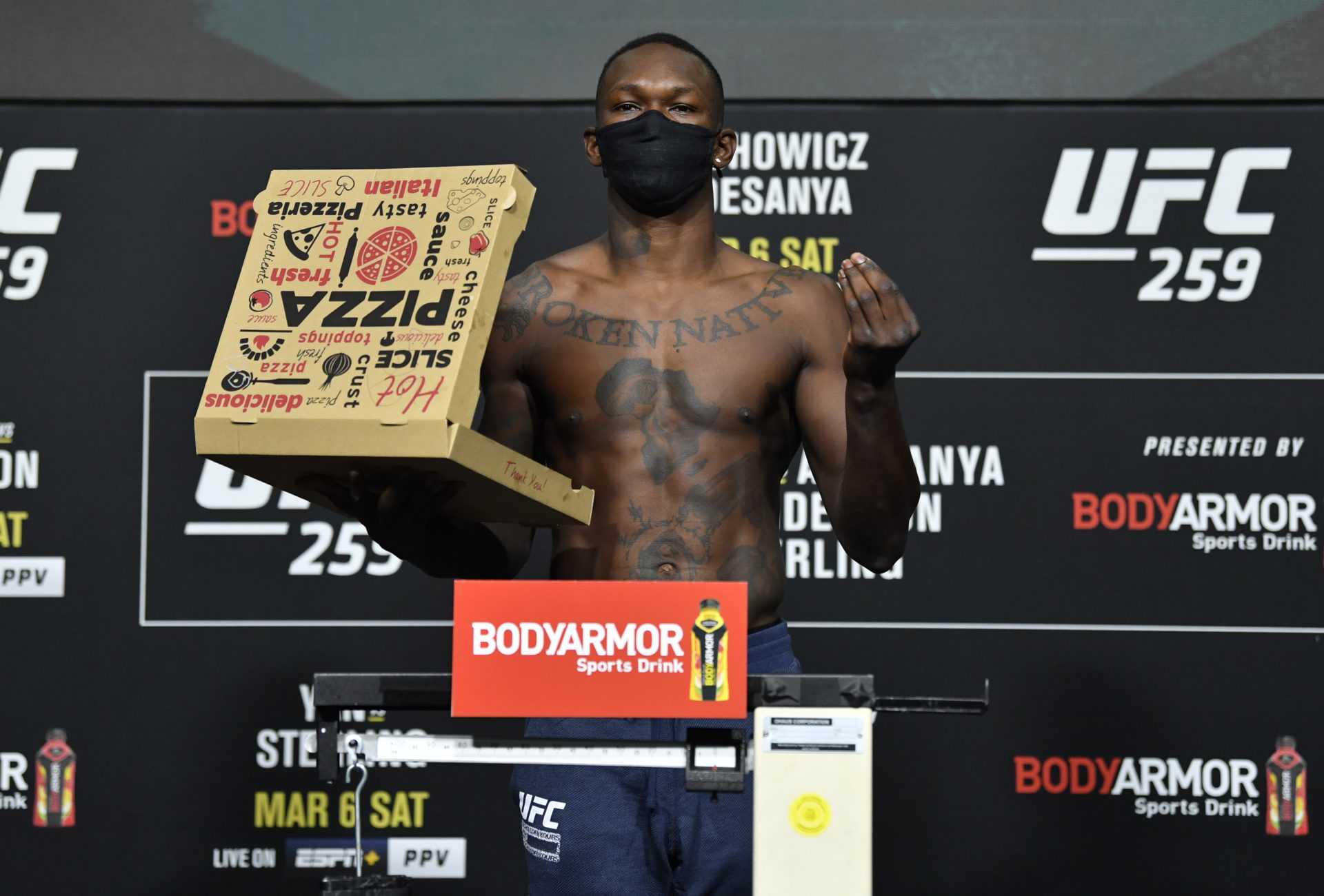 `` Je t'attends mon garçon! '' - Israel Adesanya reçoit un appel surprise après avoir tenu une boîte à pizza lors de la pesée de l'UFC 259