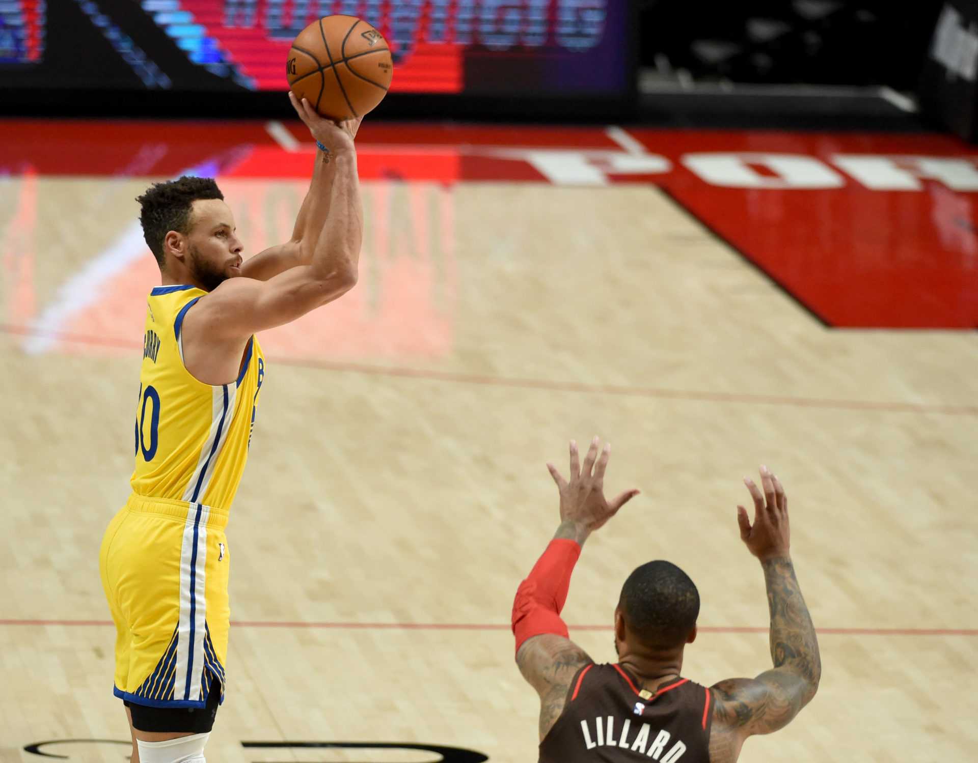 Steph Curry of Warriors vs Blazers