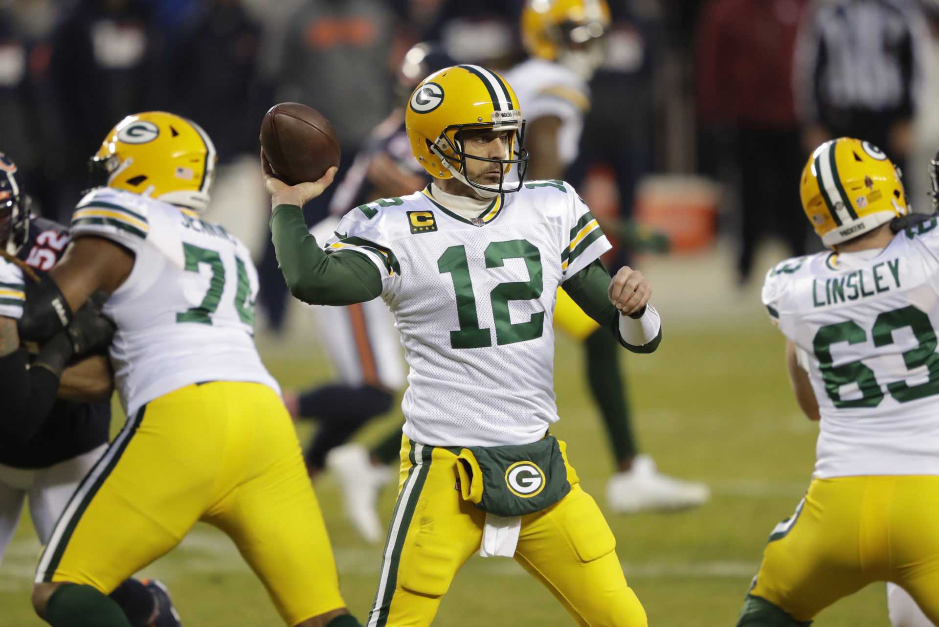 Le quart-arrière des Green Bay Packers de la NFL, Aaron Rodgers, tente une passe contre les Bears de Chicago.