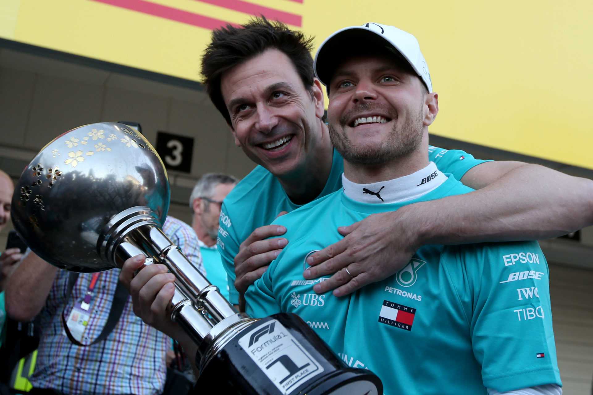 Le patron de l'équipe Mercedes Toto Wolff et Valtteri Bottas après la course de F1 à Suzuka