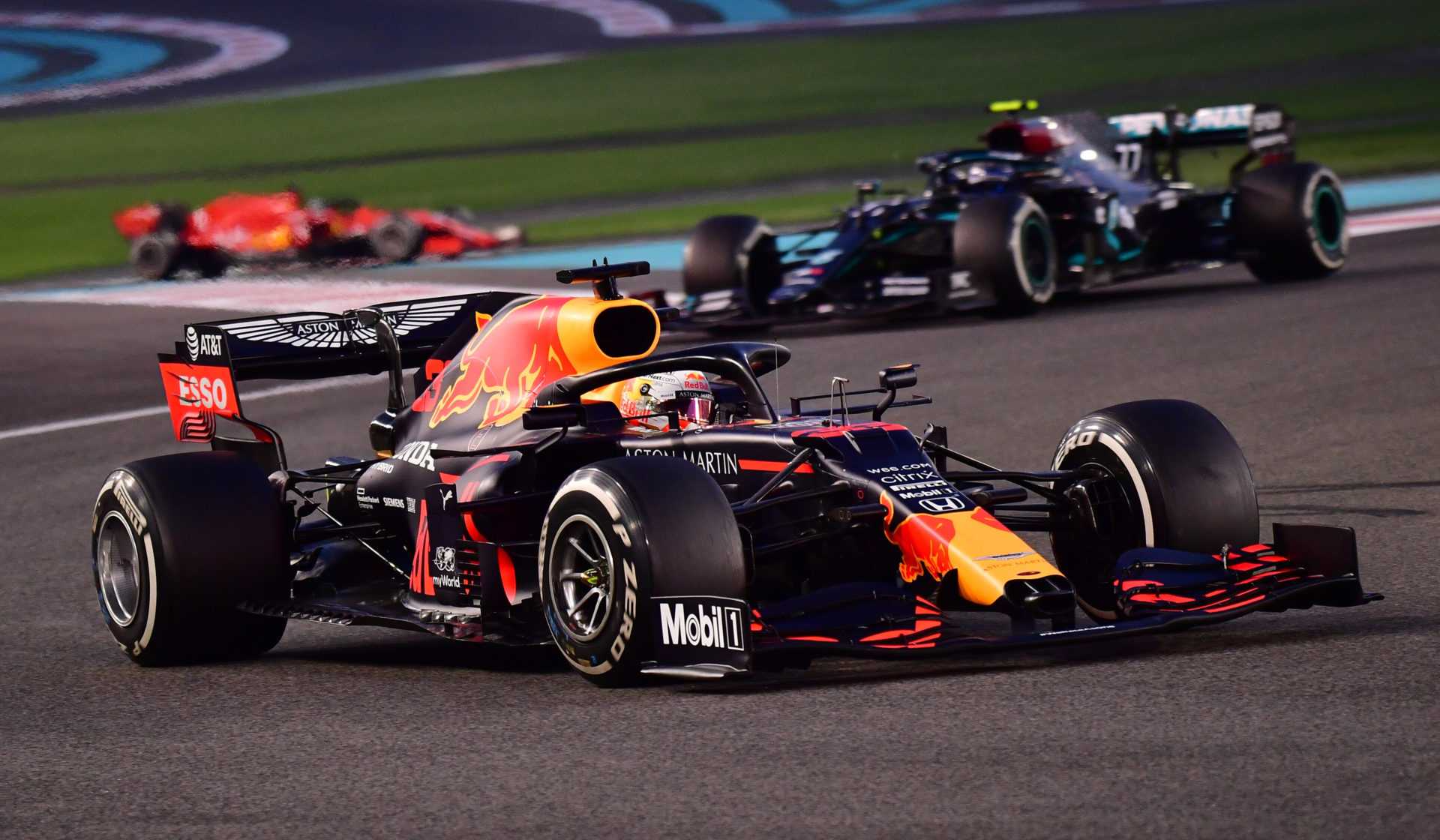 Le pilote Red Bull Max Verstappen en tête du peloton lors du GP F1 d'Abu Dhabi 2020
