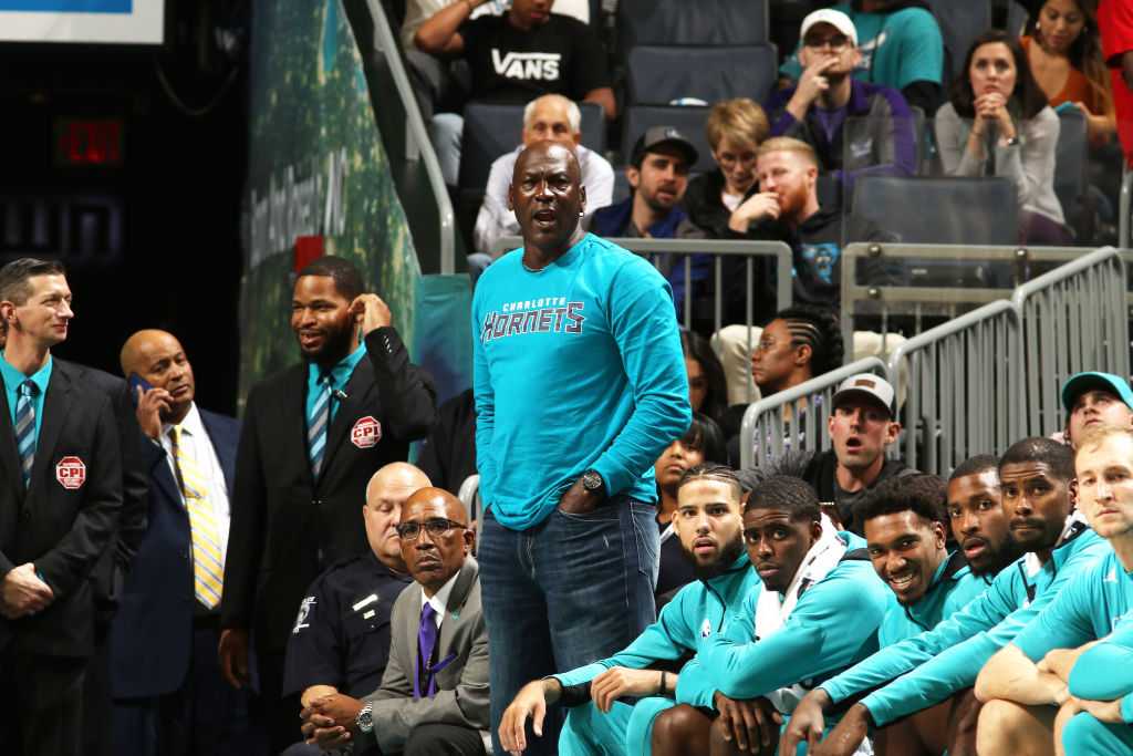 REGARDER: Michael Jordan applaudit alors que Terry Rozier marque un seau d'embrayage dans la victoire des Hornets