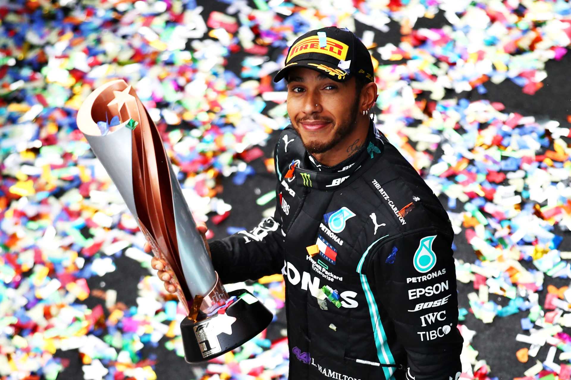 Lewis Hamilton célèbre après avoir remporté le GP de Turquie de F1 2020