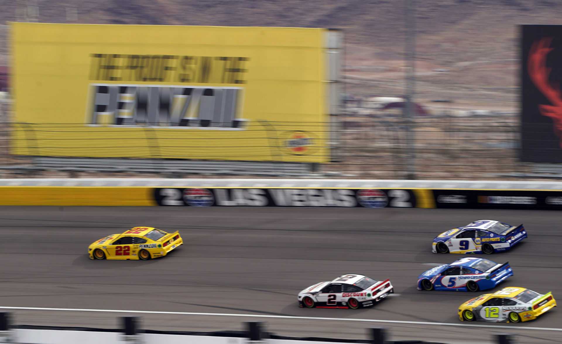 REGARDER: Kyle Larson, Joey Logano et Brad Keselowski's Intense Three-Wide Battle in NASCAR Race à Las Vegas