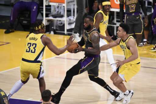 REGARDER: LeBron James des Lakers fait sa meilleure impression de Kareem Abdul-Jabbar lors de la victoire sur les Pacers
