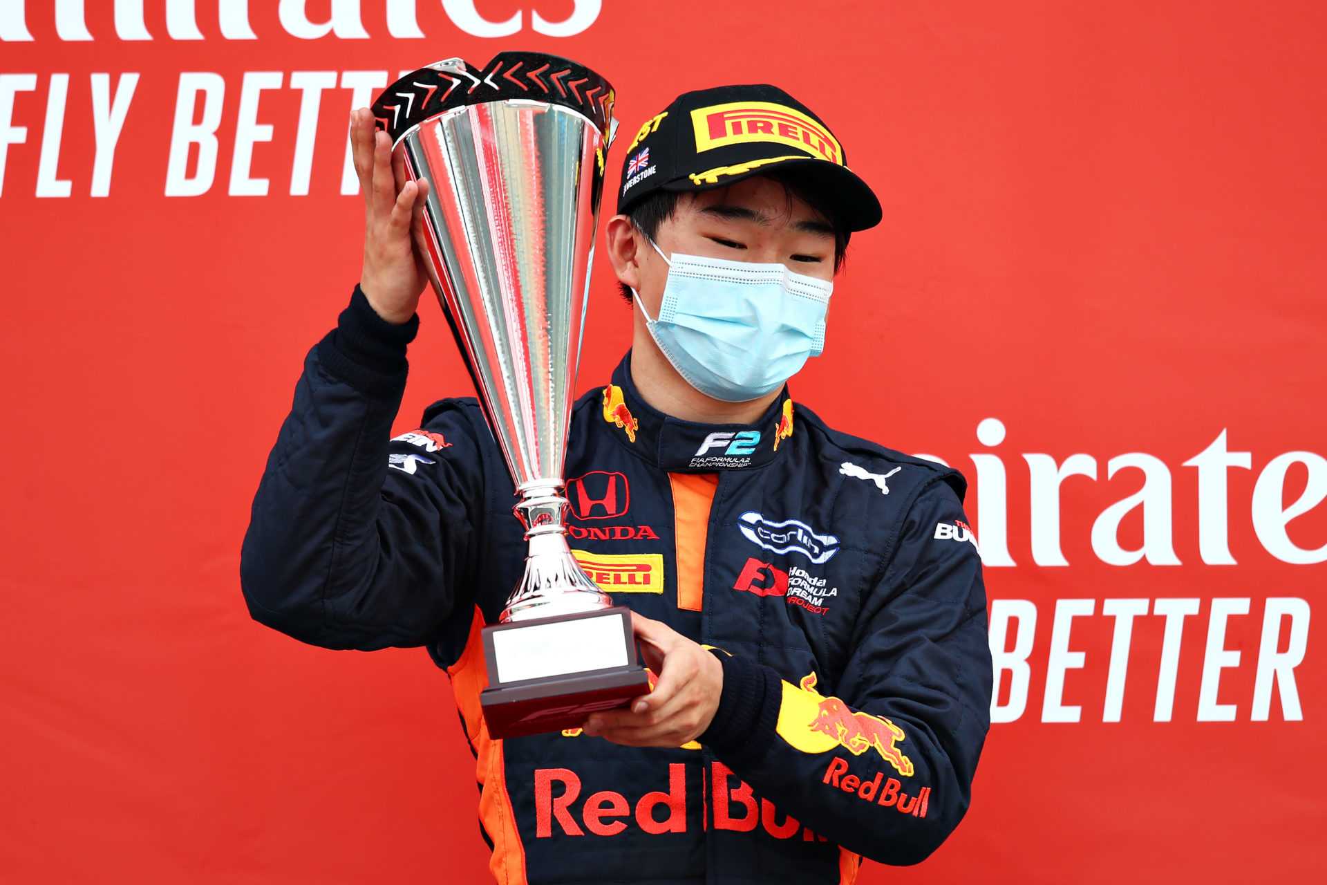 Yuki Tsunoda célèbre sa victoire à Silverstone