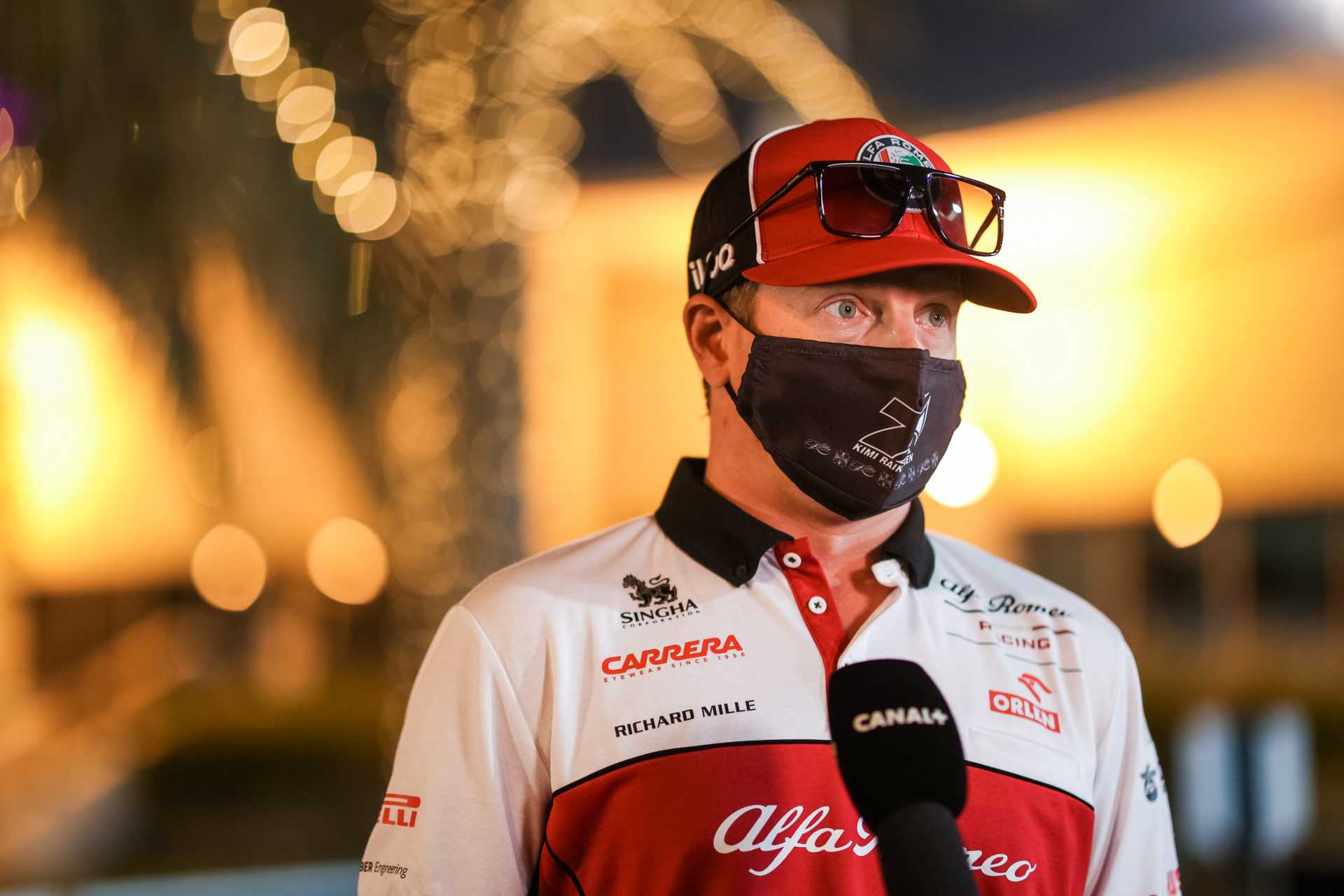 «Essayé de jouer à des jeux» - Kimi Raikkonen réagit quasiment à manquer avec Sainz lors des tests de F1