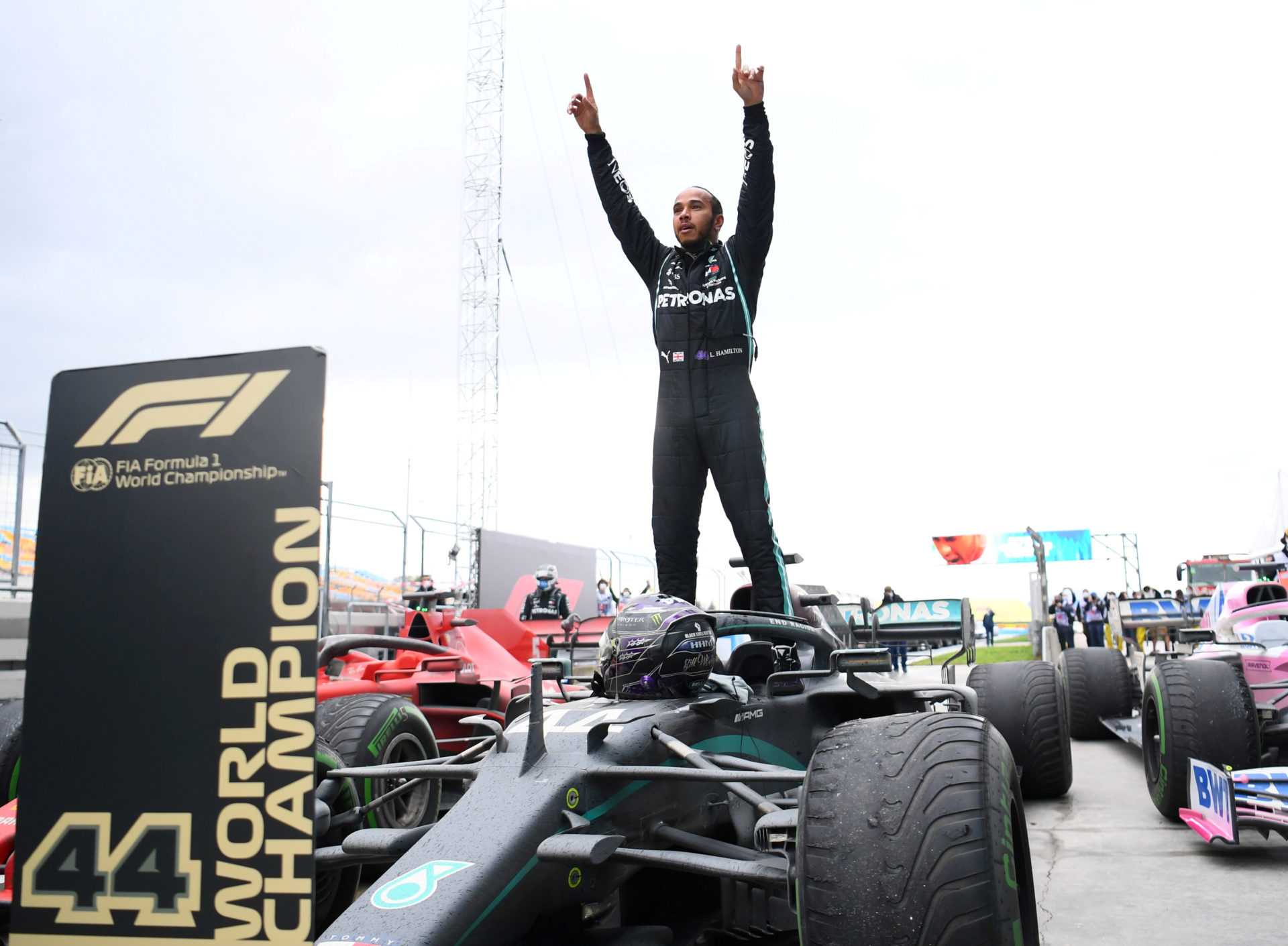 Lewis Hamilton de Mercedes célèbre son 7e titre mondial de F1