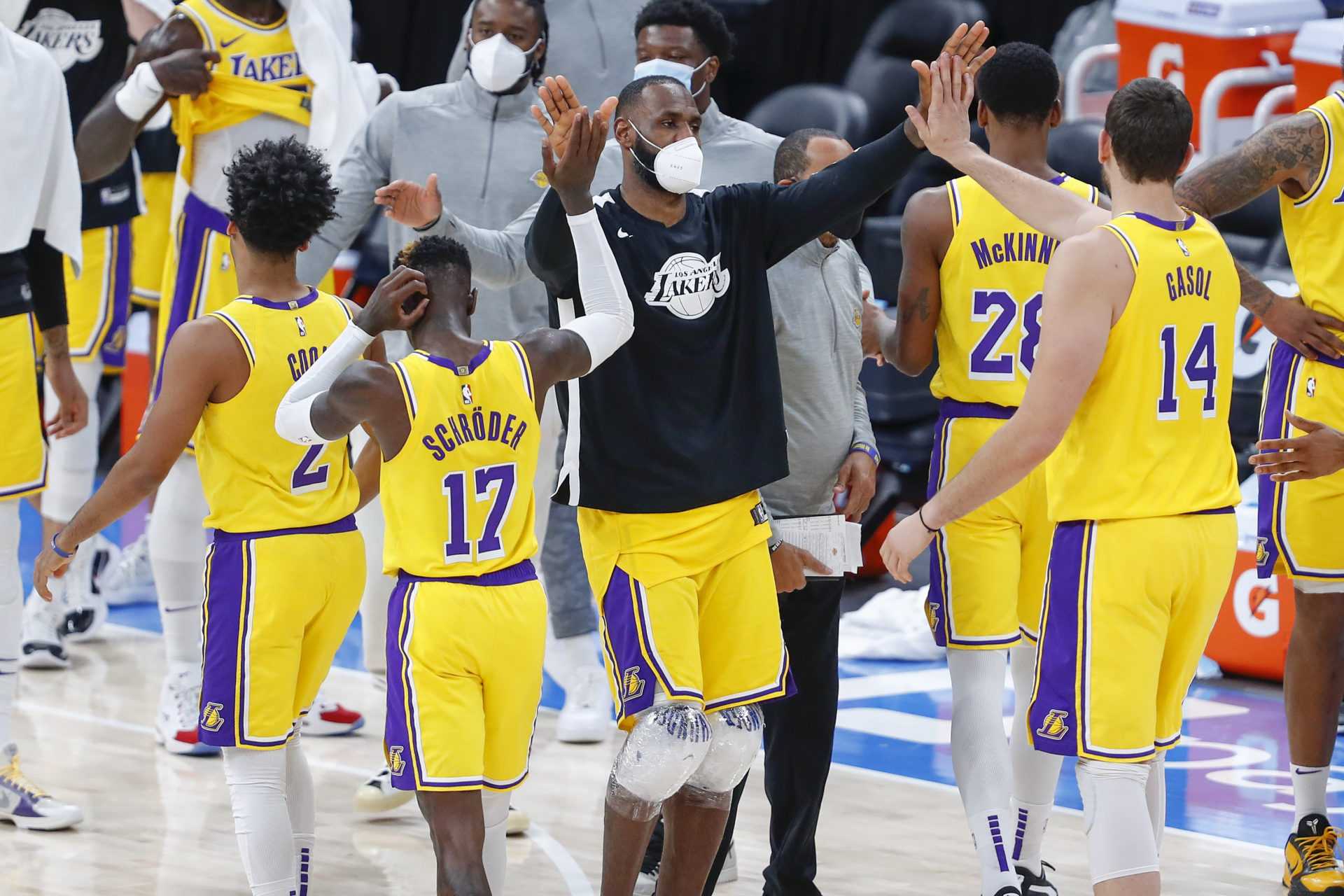 L'attaquant des Lakers LeBron James célèbre avec ses coéquipiers