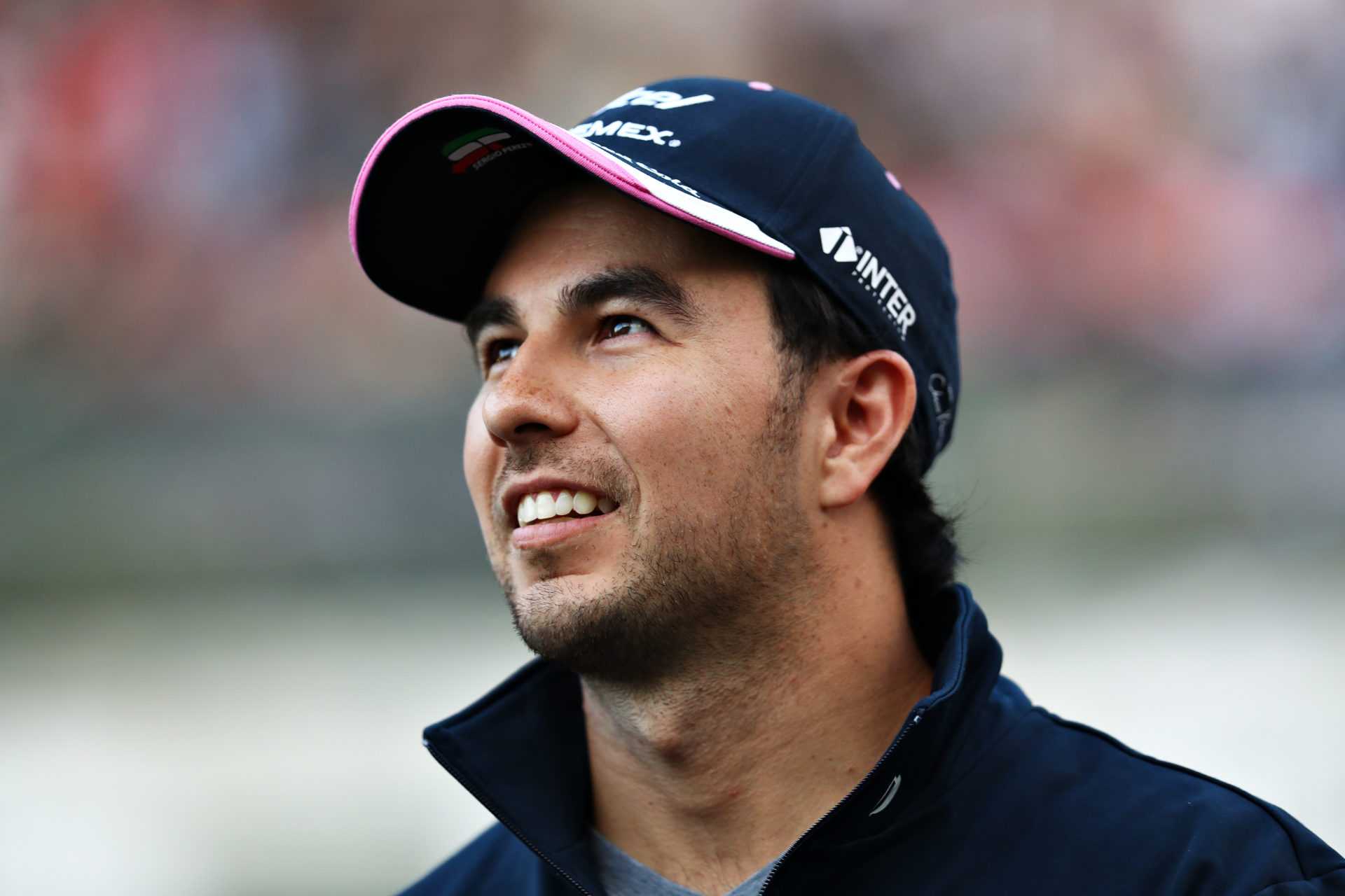 Le pilote Red Bull Sergio Perez regarde avec un sourire au Japon