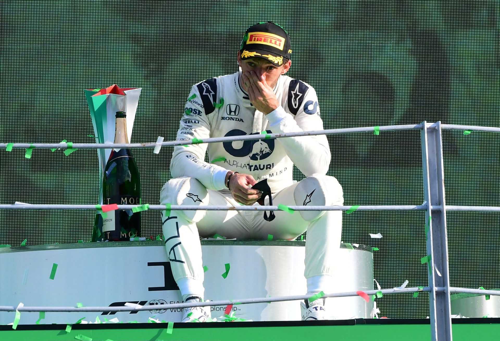 Pierre Gasly s'imprègne de l'instant, assis sur le podium après sa première victoire au Grand Prix d'Italie