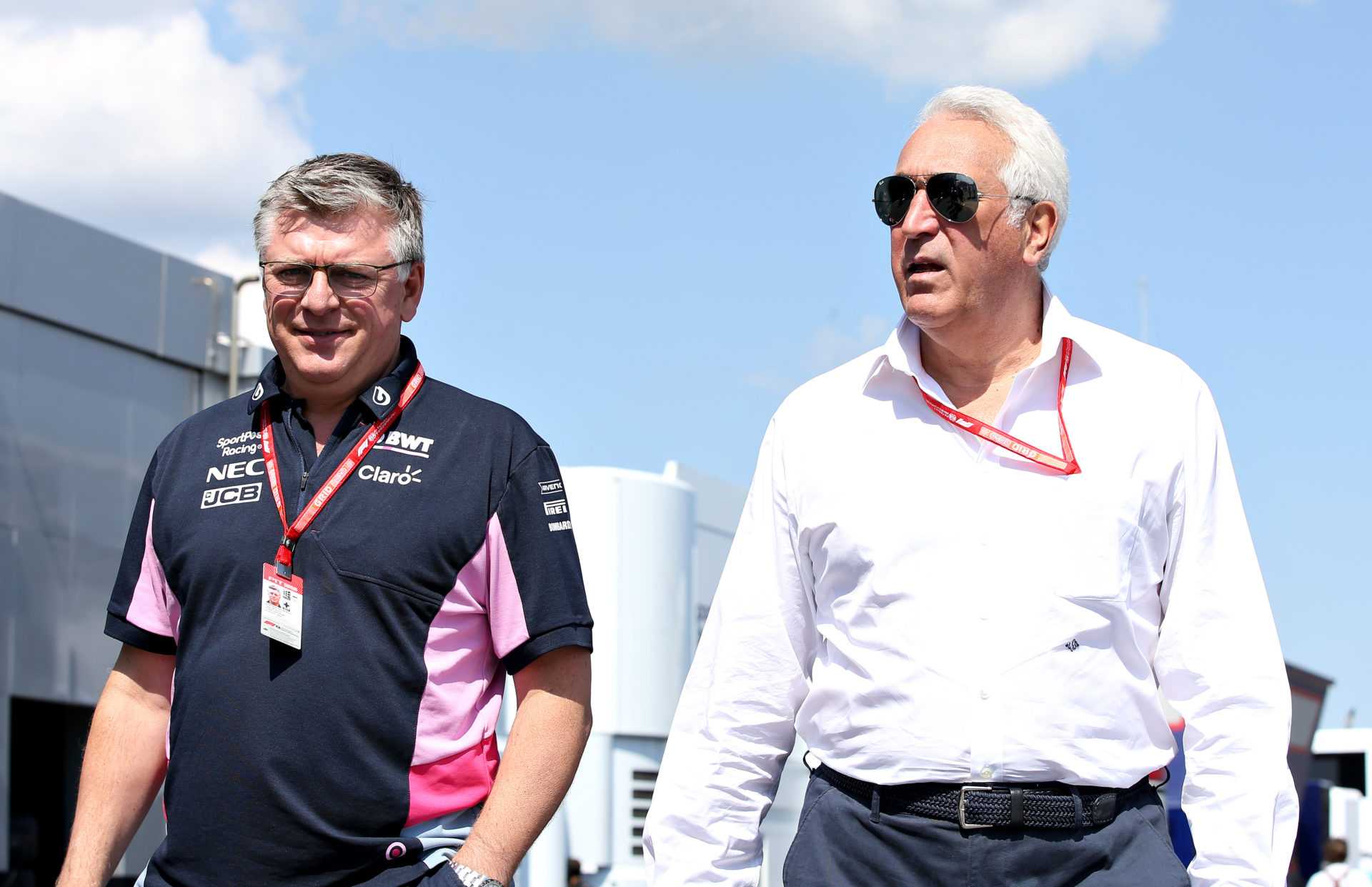 Lawrence Stroll et Otmar Szafnauer, propriétaire de l'équipe Aston Martin F1, dans le paddock de F1 avant le GP de France