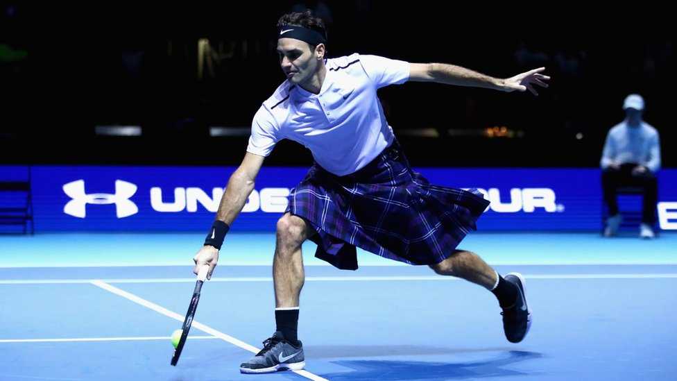 Federer enfile un kilt contre Murray alors que le tennis devient tartan pour une œuvre caritative - BBC News Afrique