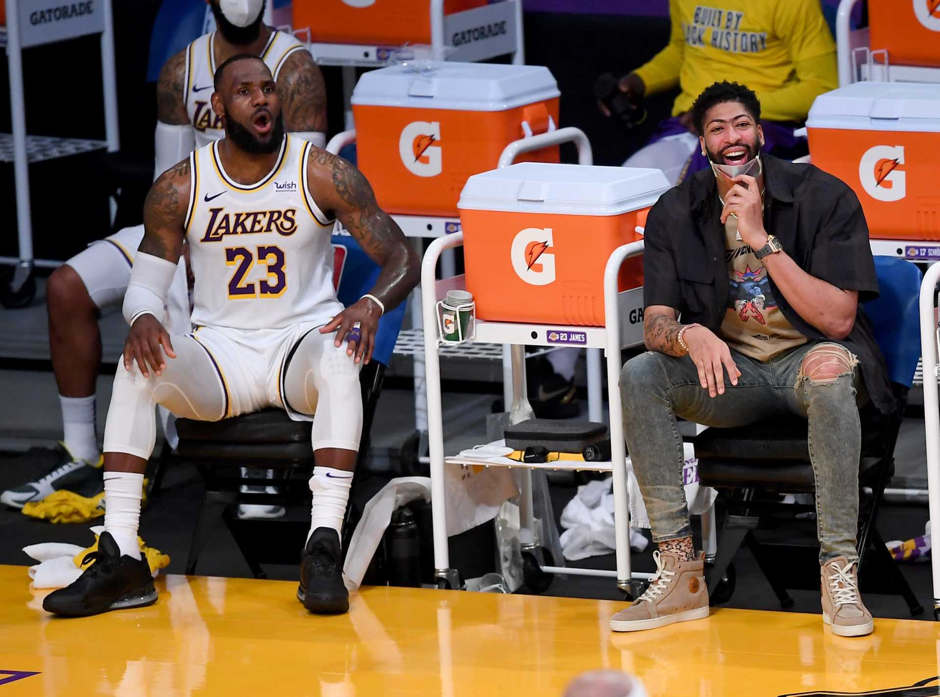 L'attaquant des Los Angeles Lakers LeBron James (23 ans) et l'attaquant Anthony Davis
