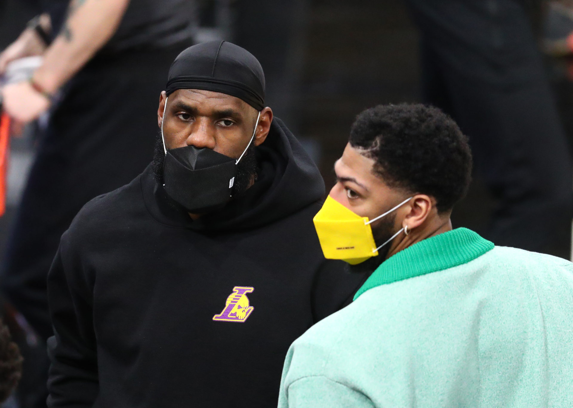 REGARDER: LeBron James et Anthony Davis viennent soutenir les Lakers malgré leur mise à l'écart
