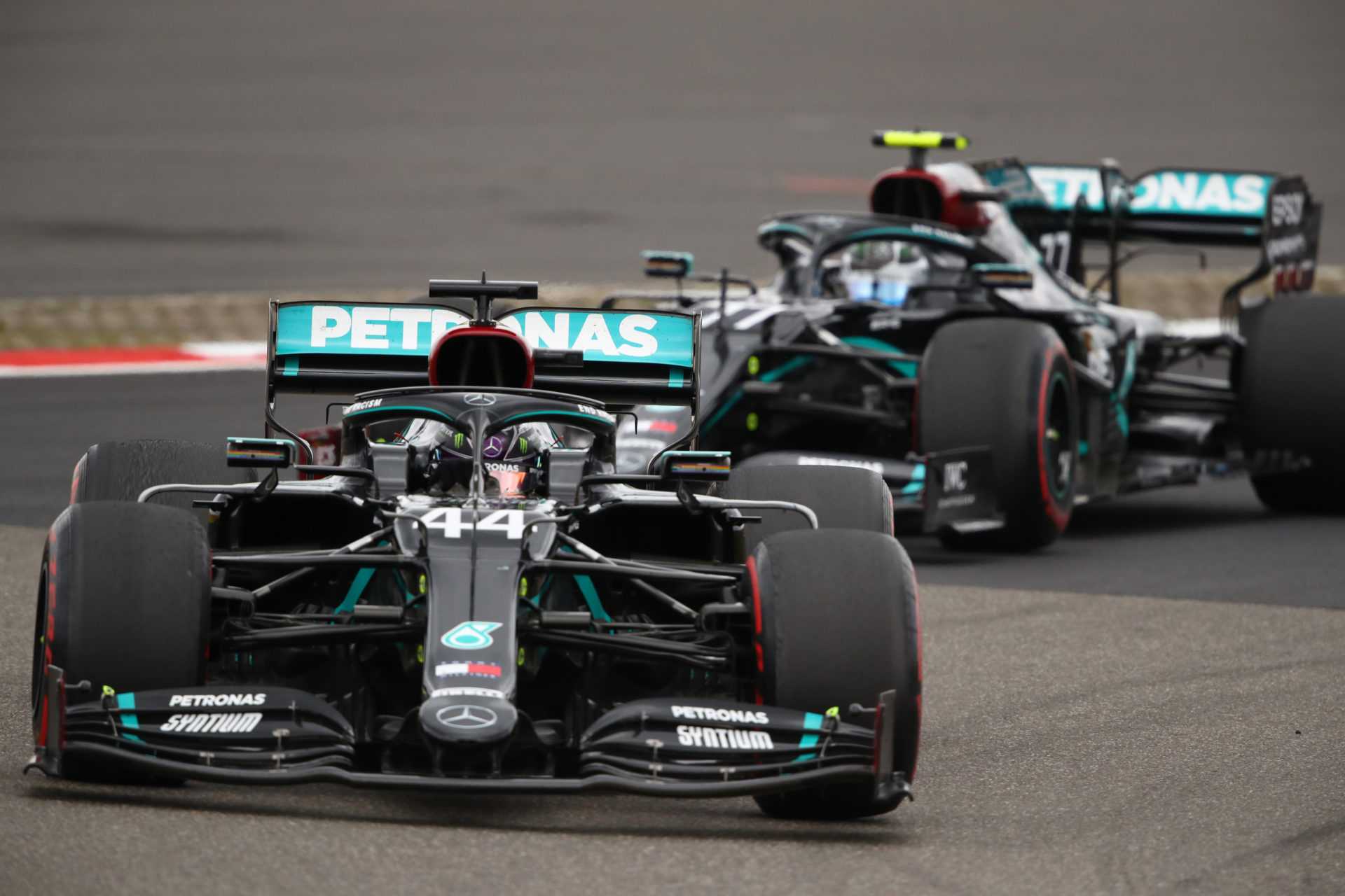 Les pilotes Mercedes Lewis Hamilton et Valtteri Bottas lors du GP Eifel