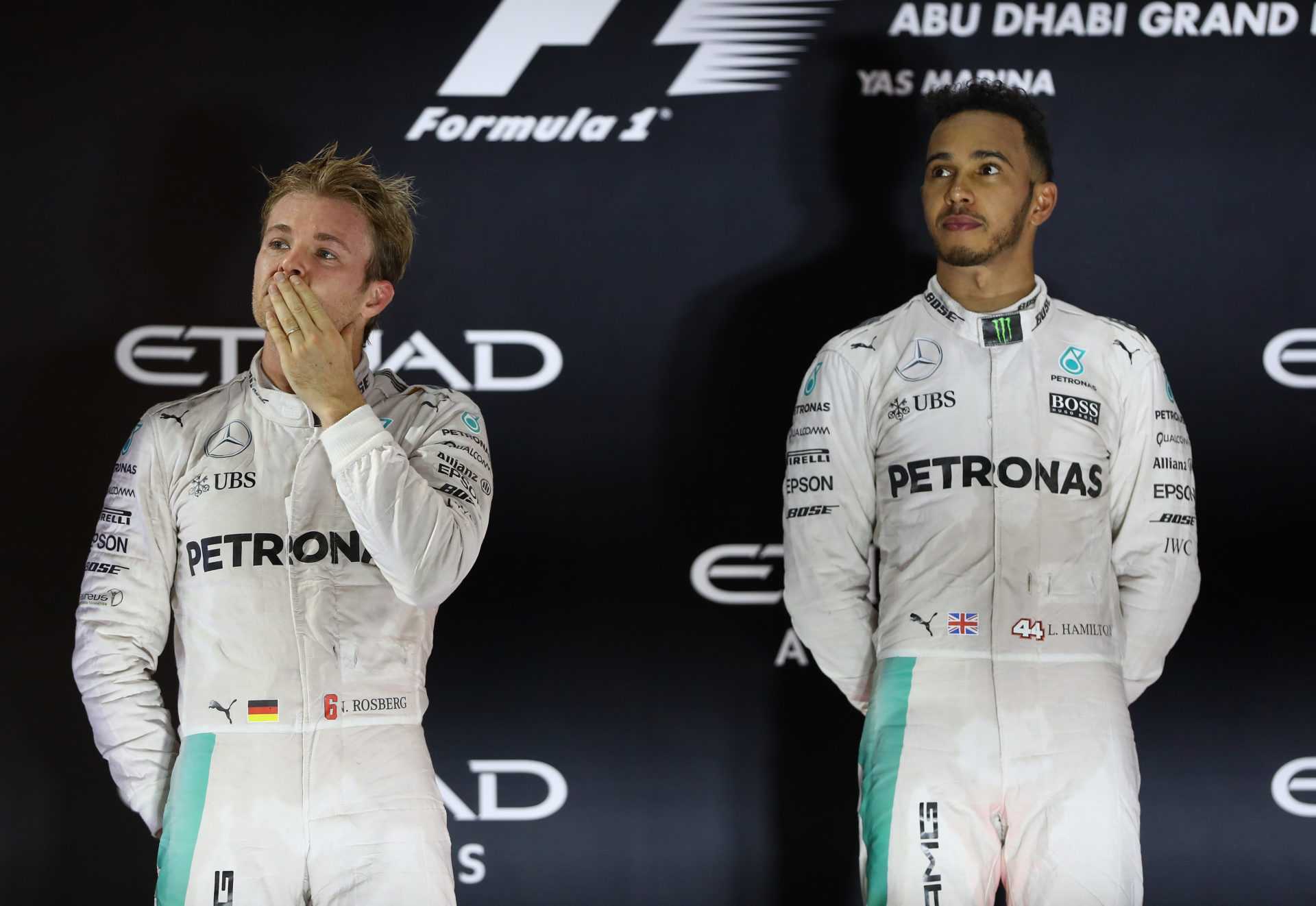 Lewis Hamilton et Nico Rosberg de Mercedes sur le podium après le GP d'Abu Dhabi