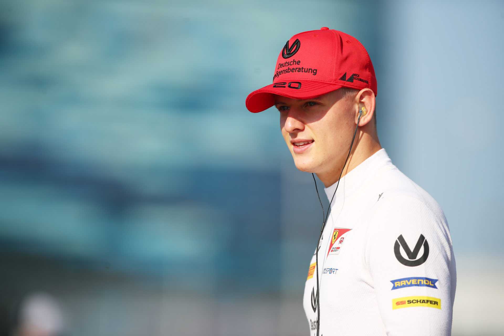 Mick Schumacher se prépare pour la pratique avant le championnat de Formule 2 à Sotchi Autodrom