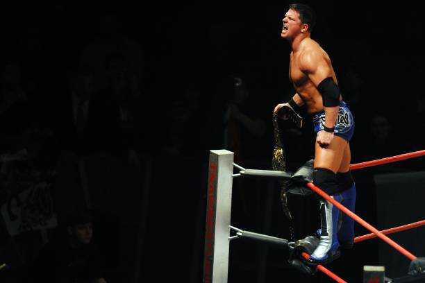 HILARANT!  Xavier Woods joue l'ancien thème TNA d'AJ Styles pour le distraire pendant un match sur WWE Raw