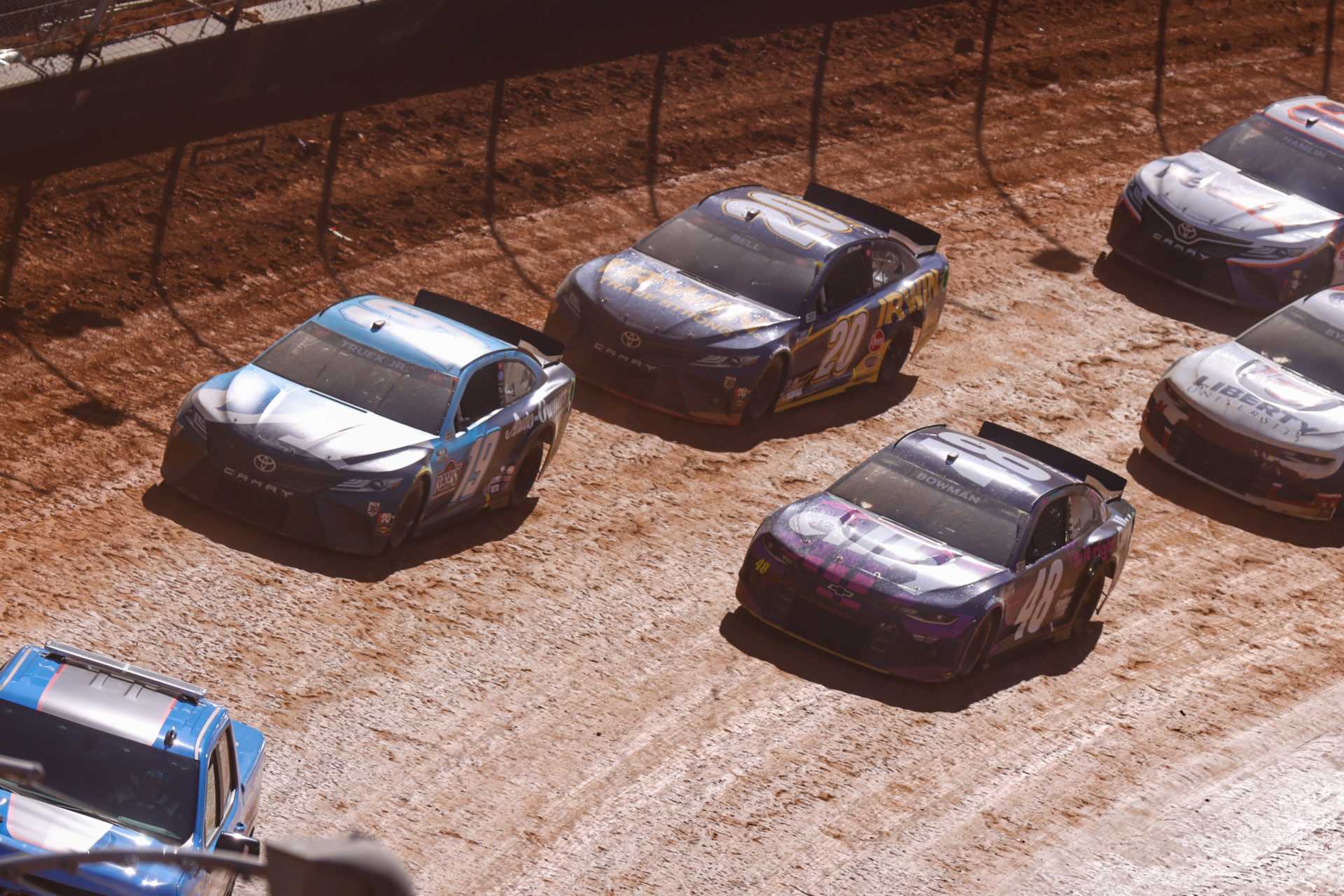 REGARDER: Les favoris Kyle Larson et Christopher Bell font face à de lourds dégâts dans une épave massive en NASCAR Bristol Dirt Race