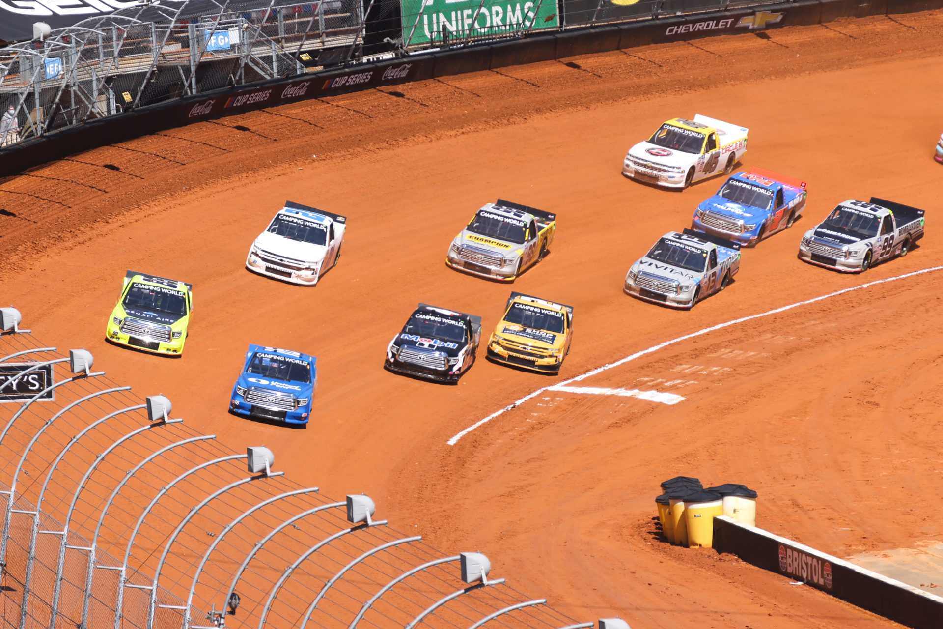 «C'était incroyable» - Joey Logano sur NASCAR Truck Series Racing sur Bristol Dirt alors que Martin Truex Jr. remporte l'étape