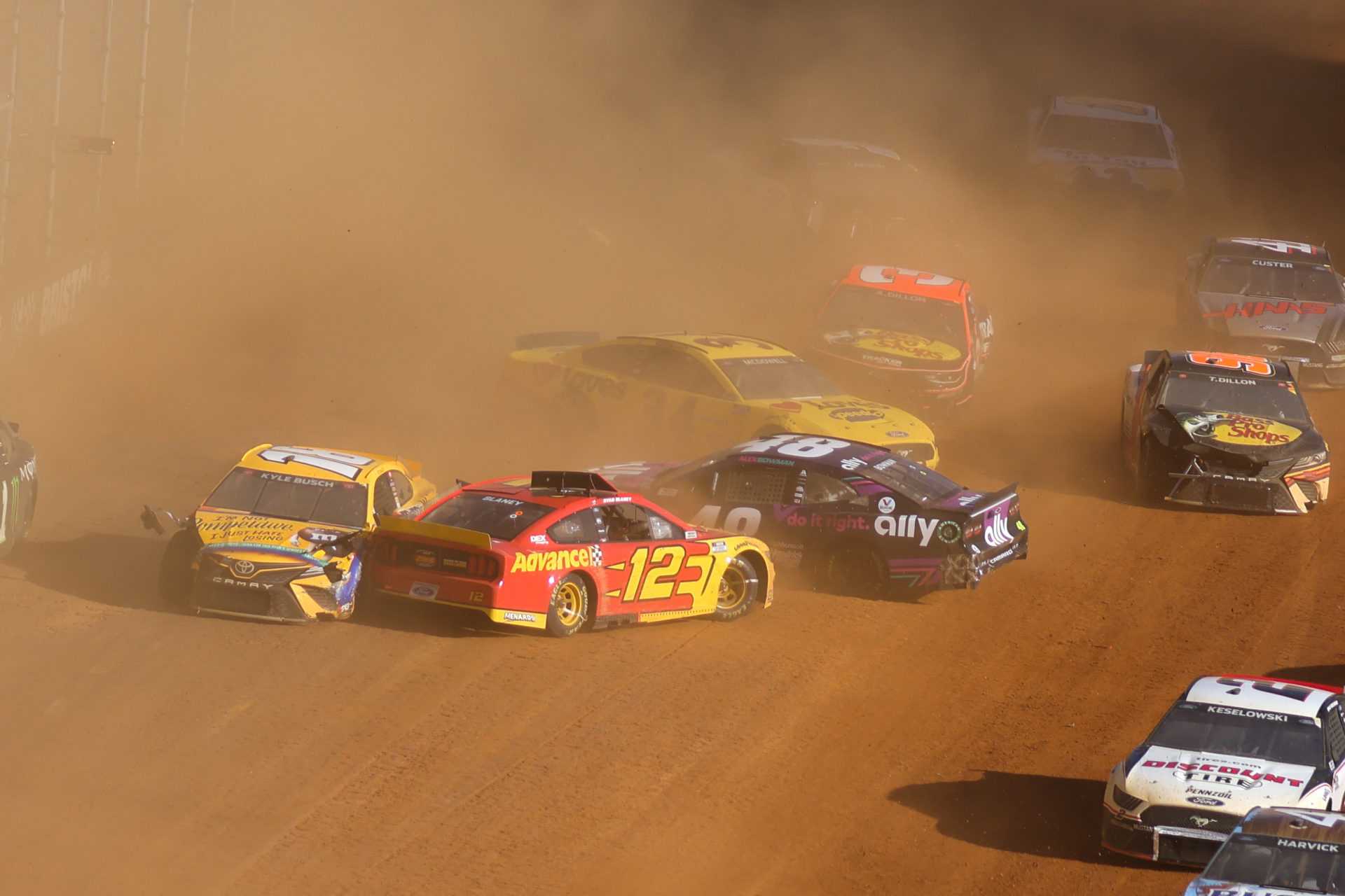 REGARDER: Kyle Busch, Kyle Larson, Ryan Blaney, Alex Bowman dans un crash massif de `` parking '' dans NASCAR Bristol Dirt Race