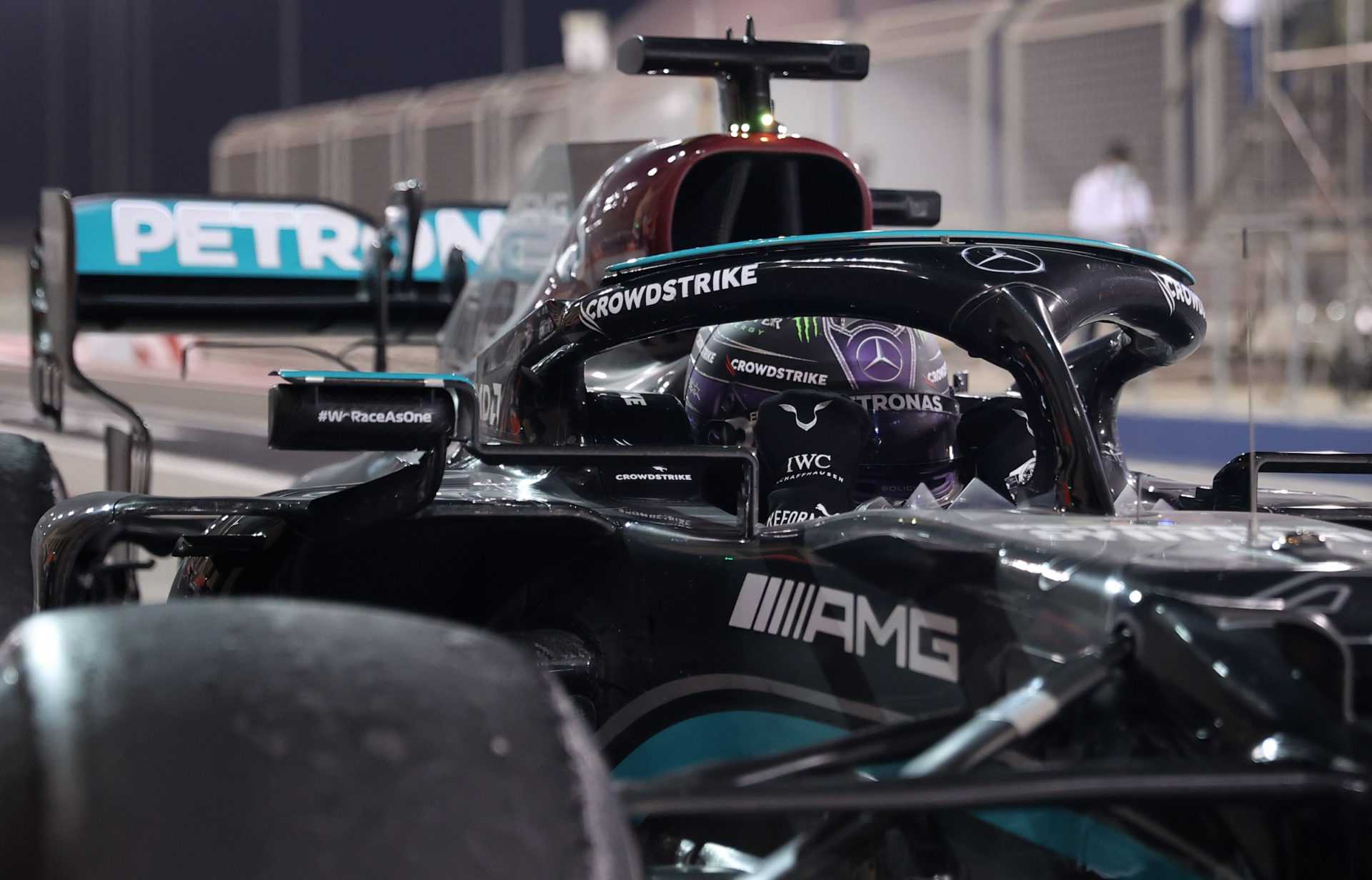 Lewis Hamilton dans le cockpit de la Mercedes