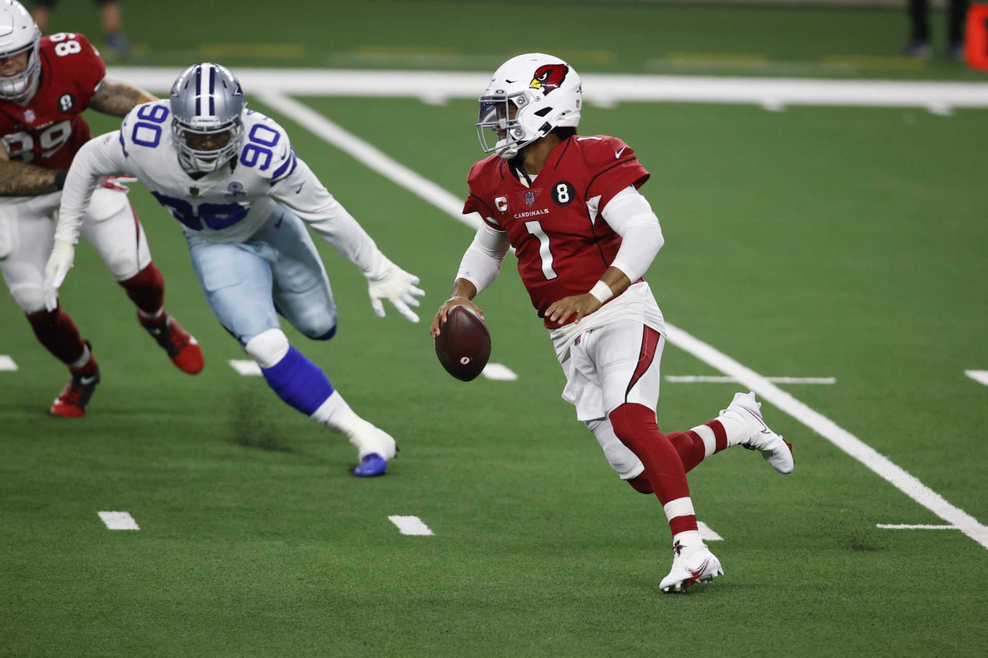 Le quart-arrière des Arizona Cardinals Kyler Murray se précipite avec le ballon contre les Cowboys de Dallas.
