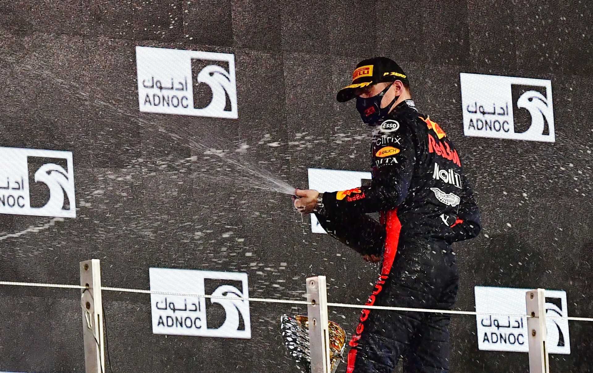 Max Verstappen vaporise le champagne après sa victoire à Abu Dhabi