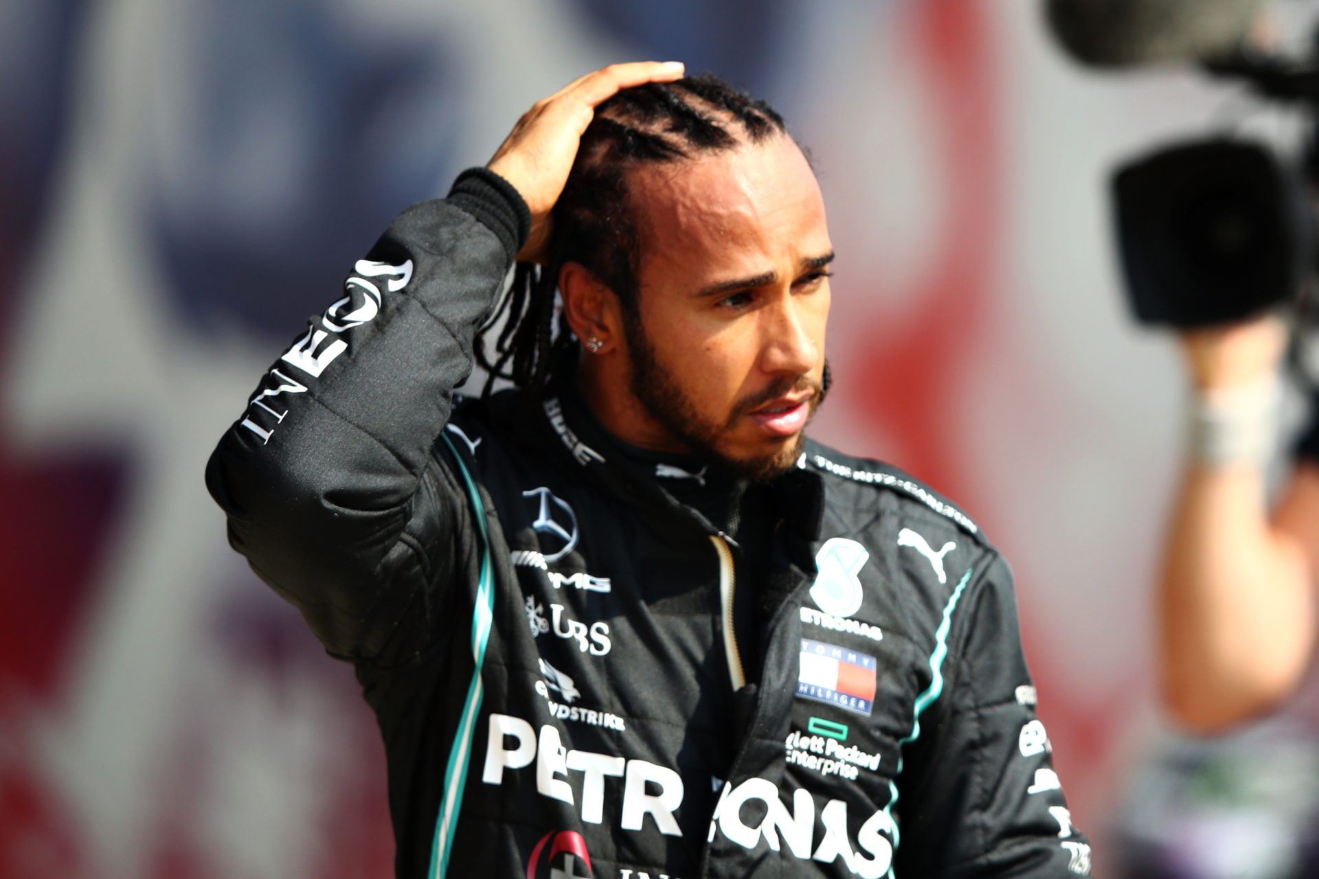 Lewis Hamilton de Mercedes regarde après la course du GP du 70e anniversaire