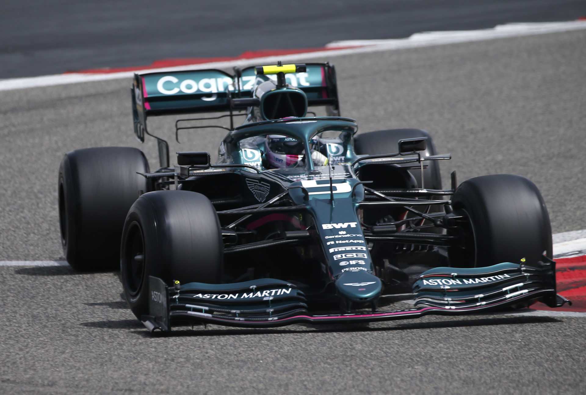 l'Aston Martin de Sebastian Vettel en action lors des essais de pré-saison