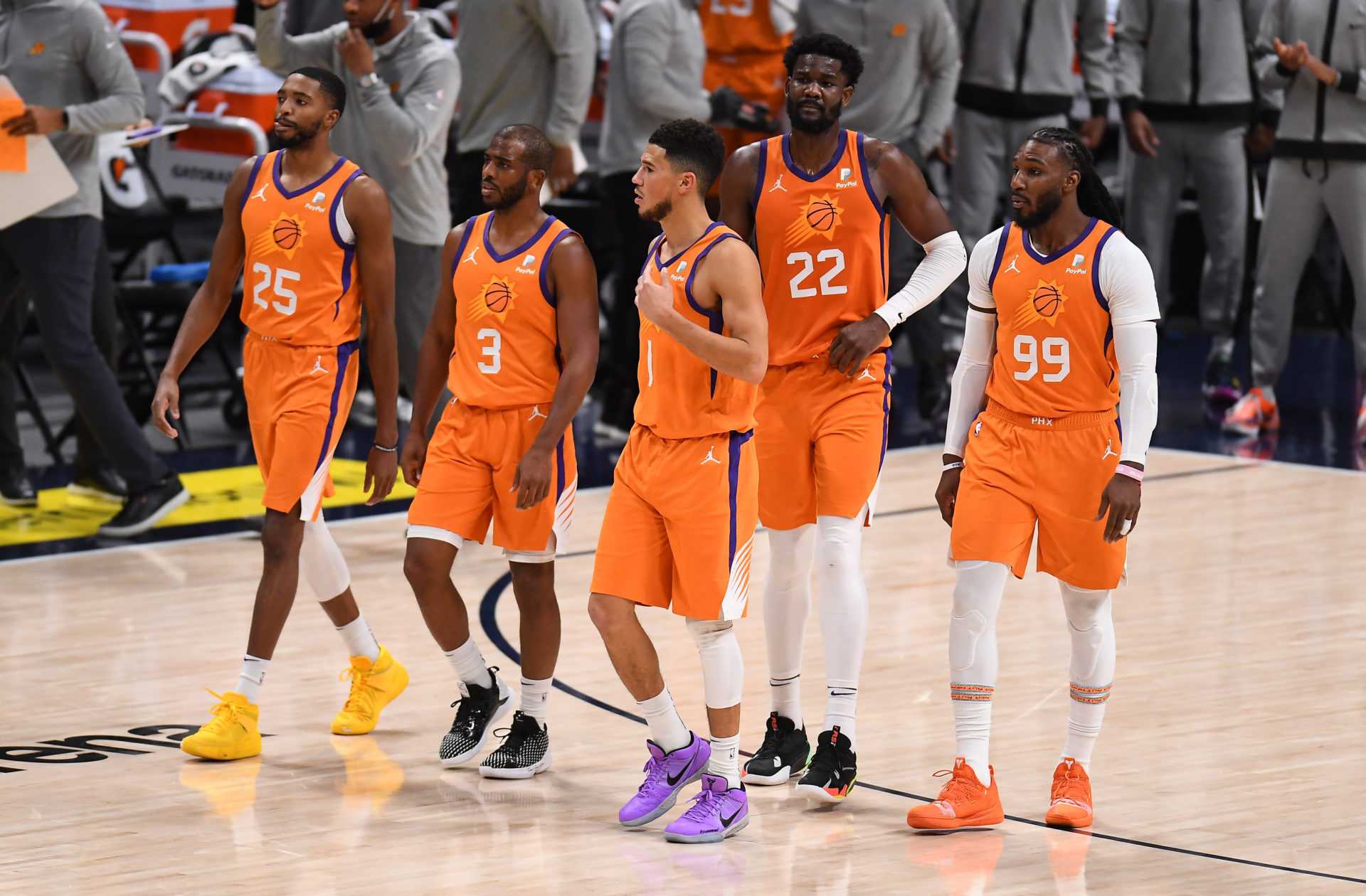 Devin Booker de Phoenix Suns avec l'équipe