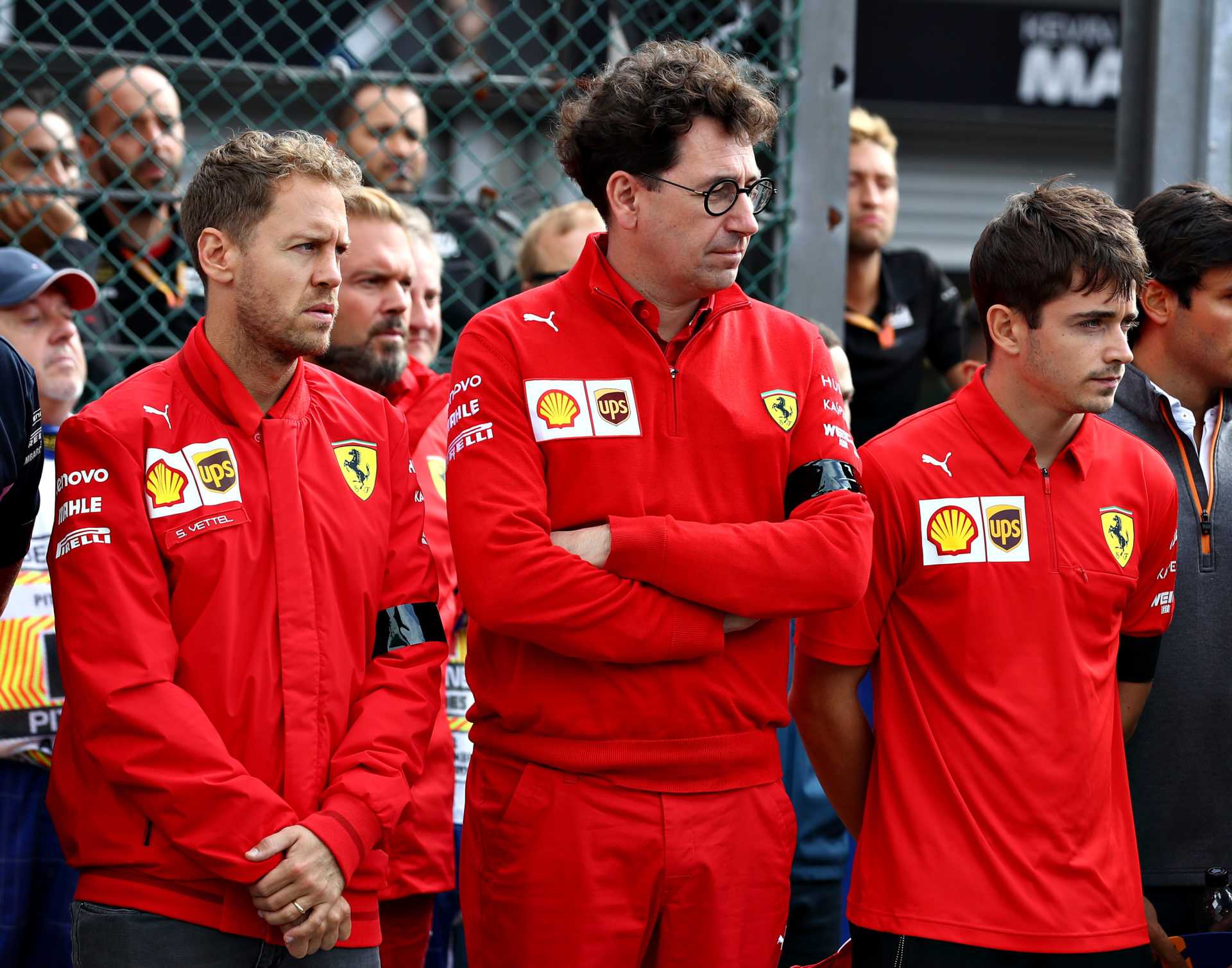Les pilotes Ferrari Sebastian Vettel et Charles Leclerc avec le chef d'équipe Mattia Binotto regardent