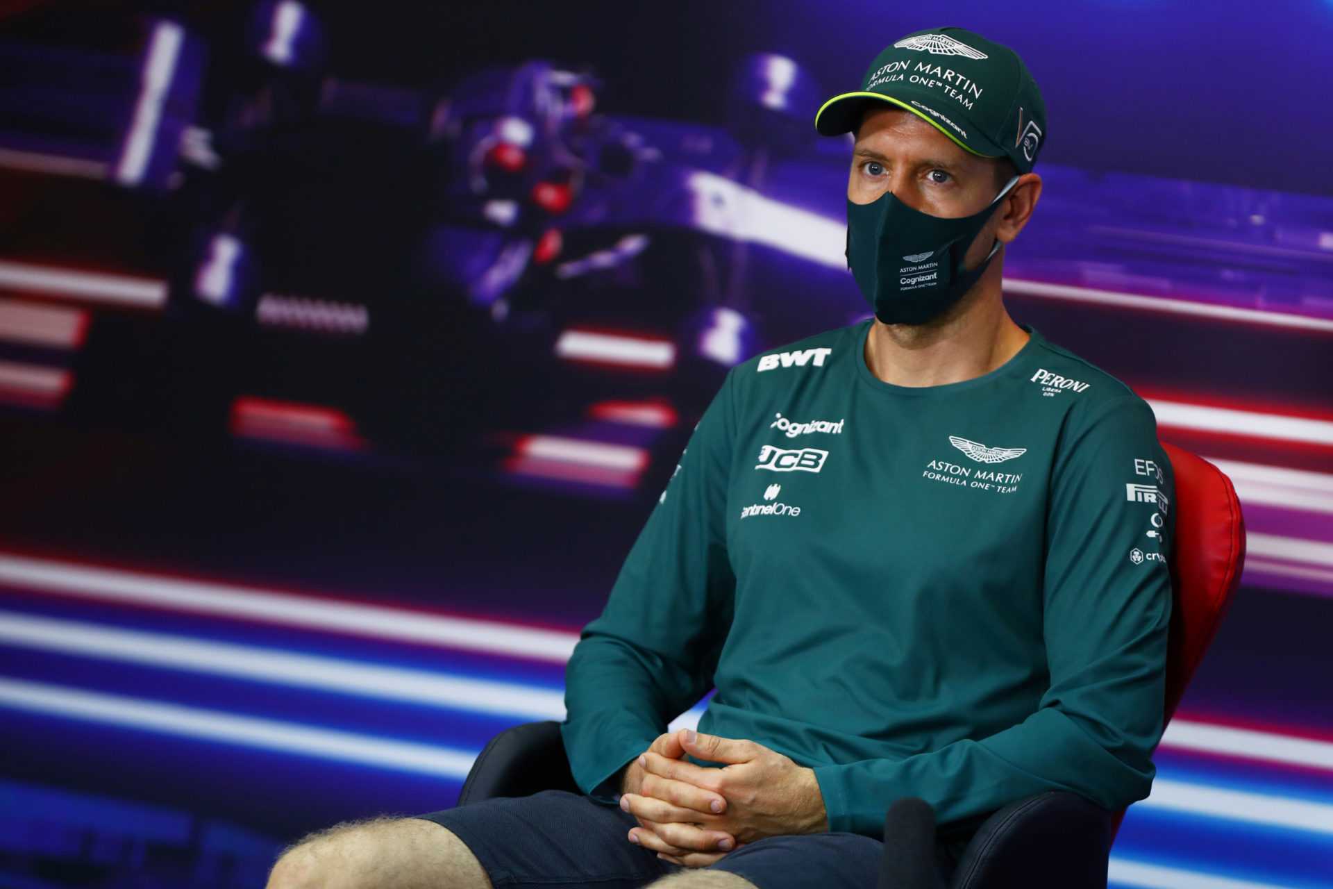Pilote Aston Martin Sebastian Vettel au presseur à Bahreïn
