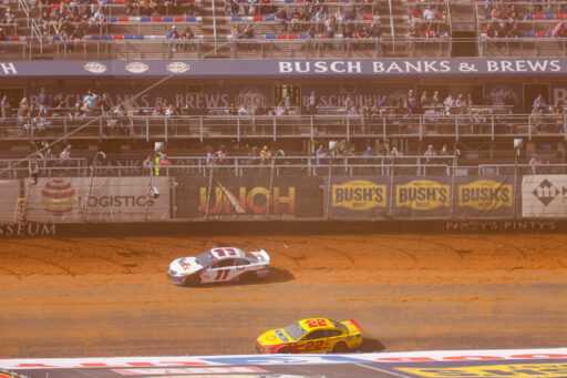 «Je n’ai pas cette mentalité» – Denny Hamlin réfléchit sur le fait de ne pas «pousser» Joey Logano dans la NASCAR Bristol Dirt Race