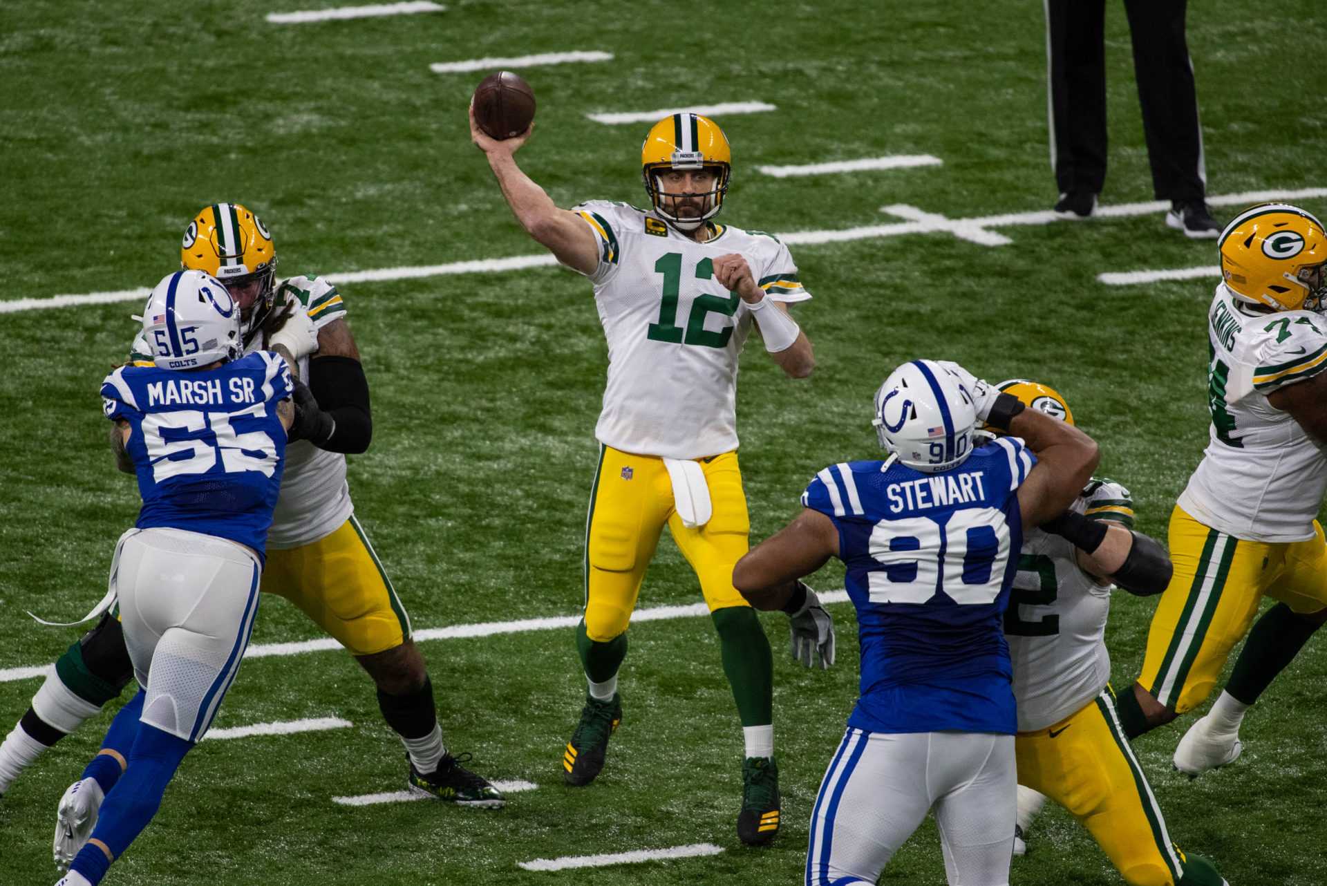 Le quart-arrière des Green Bay Packers, Aaron Rodgers, tente un lancer contre les Colts d'Indianapolis dimanche.