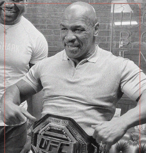 Mike Tyson affiche la ceinture nouvellement gagnée du champion poids lourd de l'UFC, Francis Ngannou