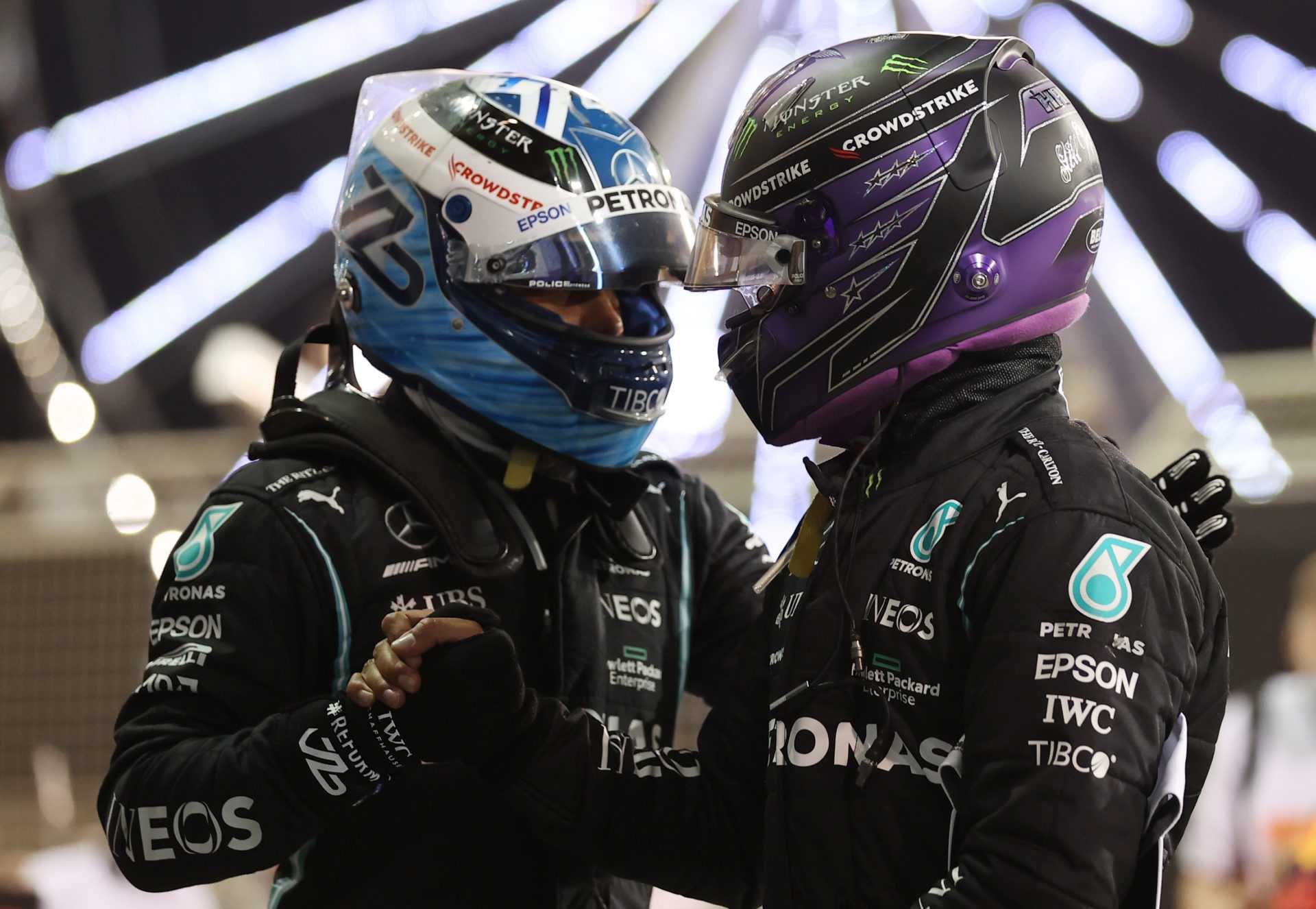 Lewis Hamilton et Valtteri Bottas après la course à Bahreïn